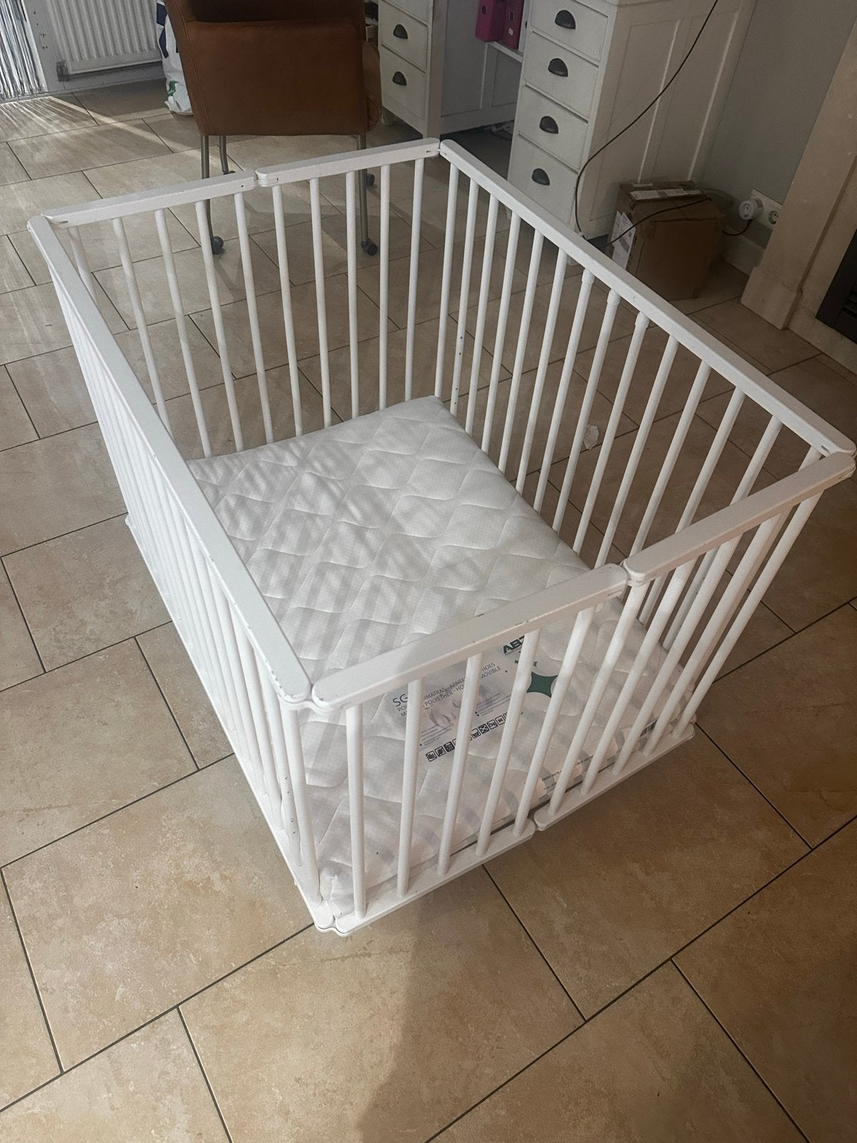 Witte houten box met matras en wieltjes, Kinderen en Baby's, Boxen, Ophalen, Gebruikt, Rechthoekig, Wieltjes