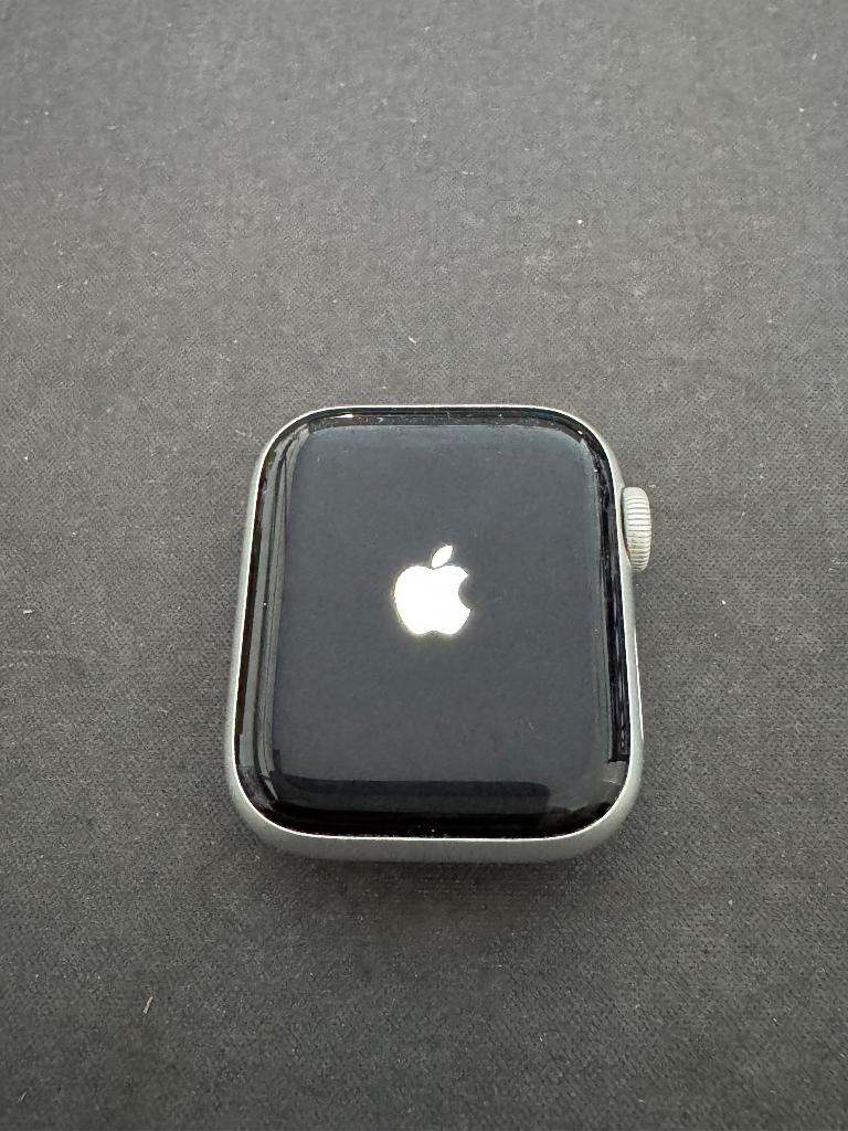 Apple Watch serie 5 space grey incl beschermhoes en bandjes, Apple Watch ⌚️, IOS, Ophalen of Verzenden, Zo goed als nieuw