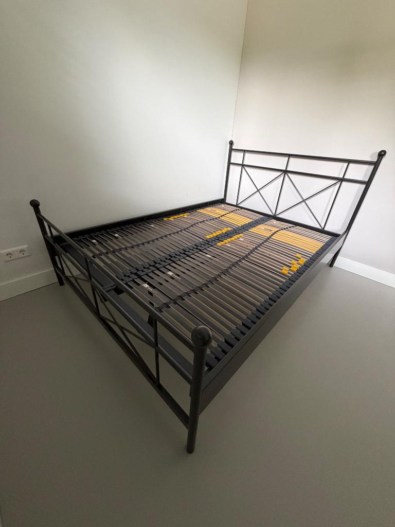 Metalen bedframe incl bedbodem en matras (Beter Bed), Huis en Inrichting, Slaapkamer | Bedden, Ophalen, Gebruikt, Romantisch, 140 cm