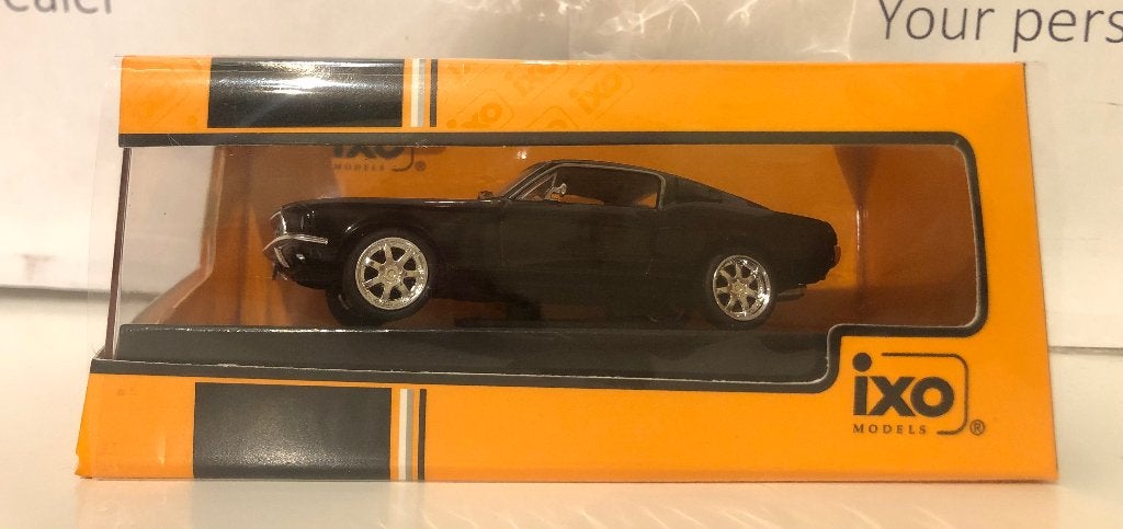 Ixo 1:43 Ford Mustang Fastback Custom 1967 zwart/rood nieuw, Ophalen of Verzenden, Nieuw, Auto, Overige merken