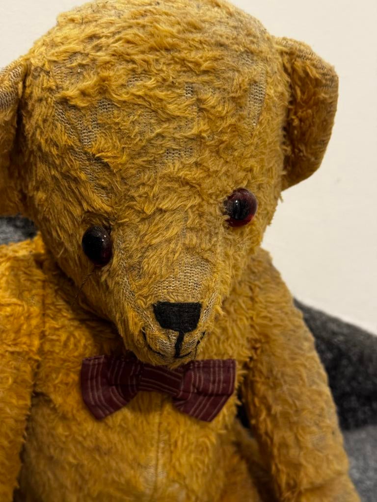 Vintage Teddybeer met Strik - Klassiek en Charmant, Verzamelen, Beren en Cherished Teddies, Ophalen of Verzenden, Gebruikt, Stoffen beer