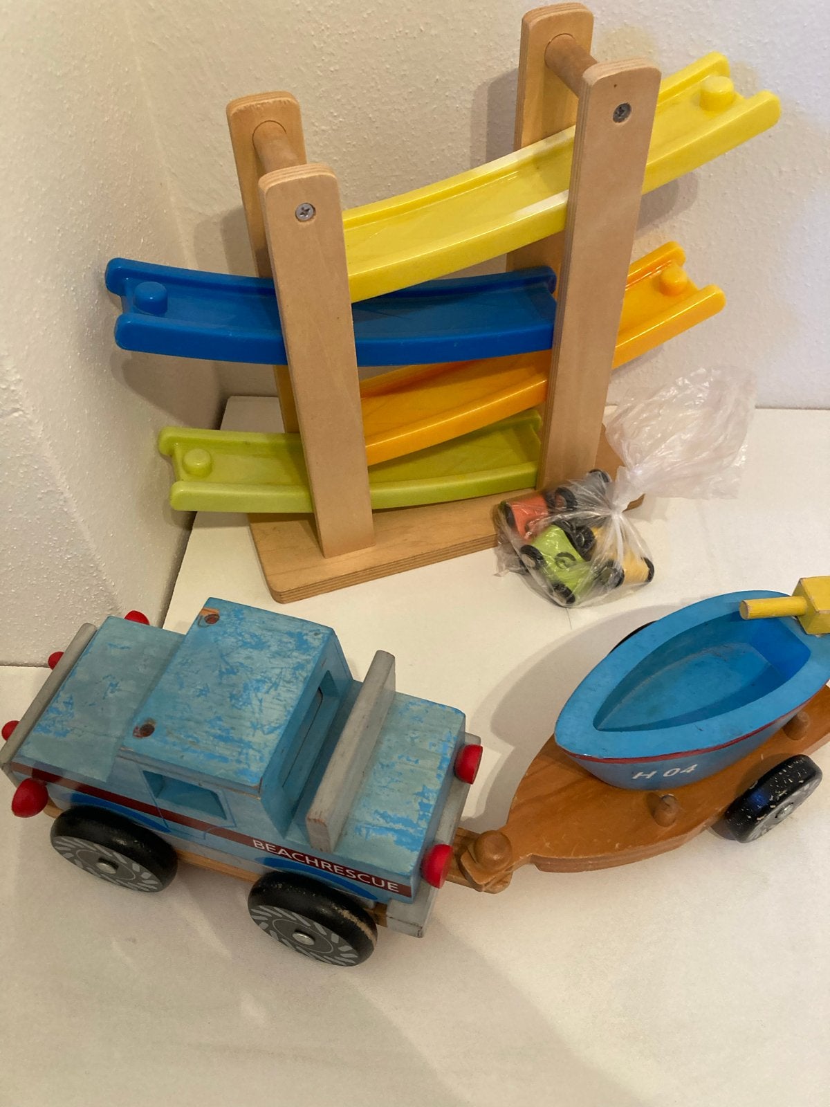 Houten speelgoed set: autobaan, auto met boot, Ophalen of Verzenden, Gebruikt