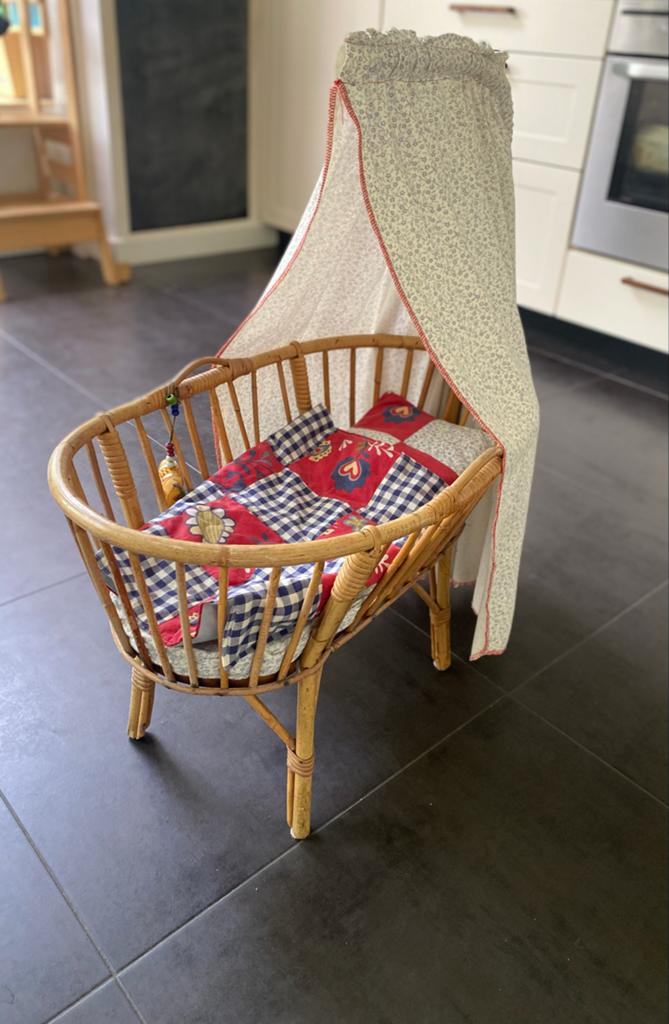 Vintage rotan wieg met hemeltje en beddengoed, Ophalen, Gebruikt, Wieg