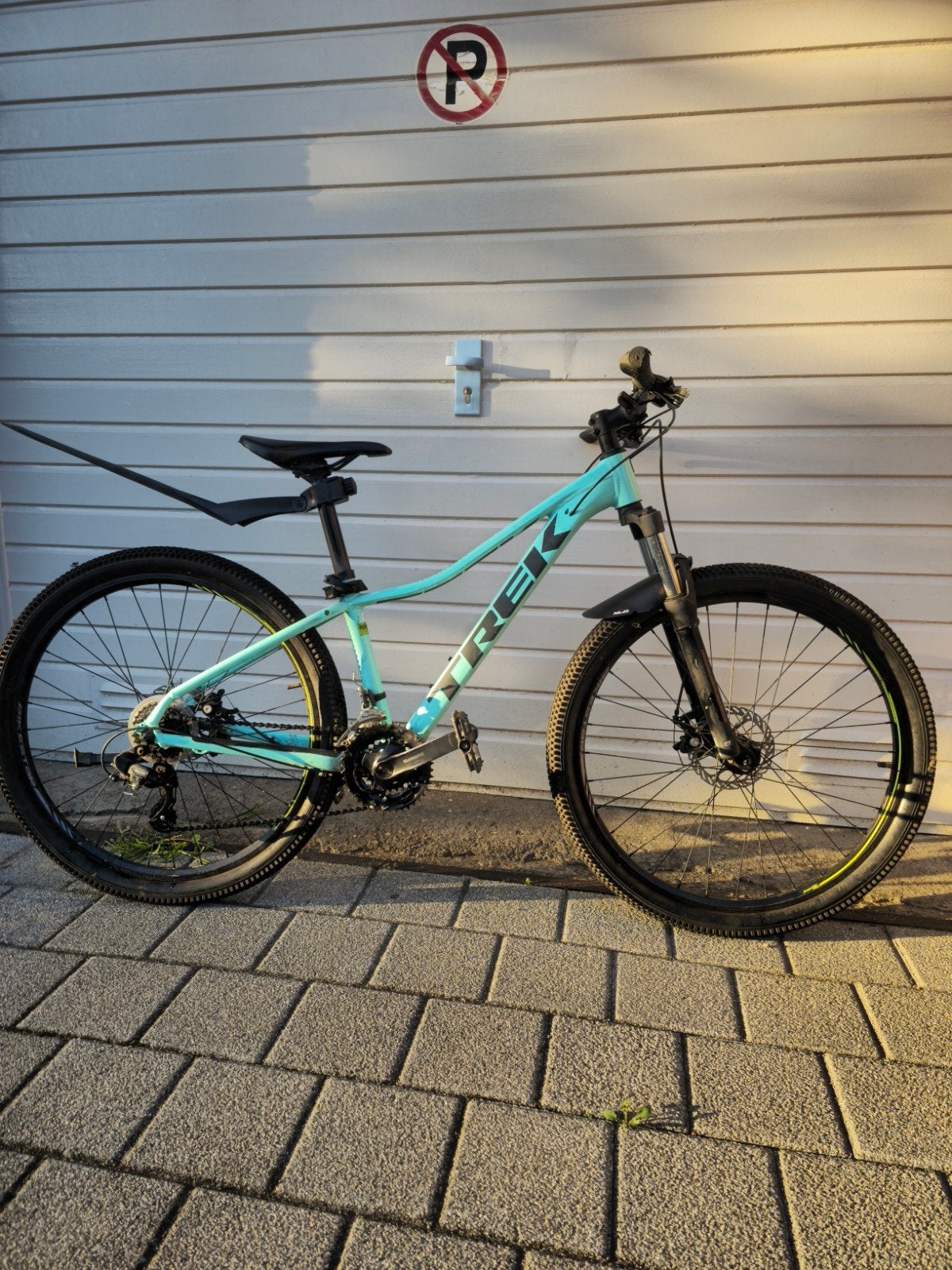 Foto 2 van Trek Marlin 4 Mountainbike - Zo goed als nieuw