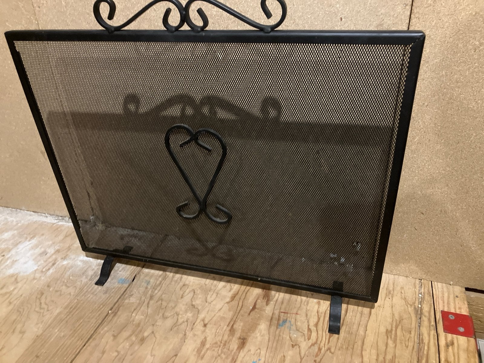 Zwart metalen haardscherm met hartdecoratie, Huis en Inrichting, Ophalen, Gebruikt, Vrijstaande haard, Overige soorten