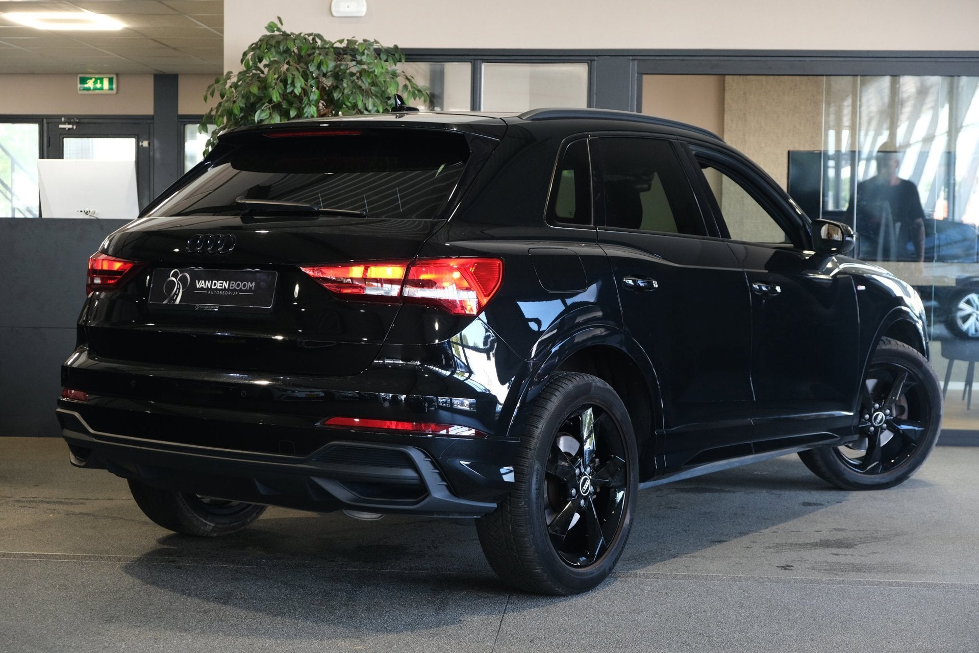 Audi Q3 45 TFSI e S-Line 245 PK Pano Leder Black Pack Led Na, Auto's, Dealer onderhouden, Gebruikt, 4 cilinders, Zwart