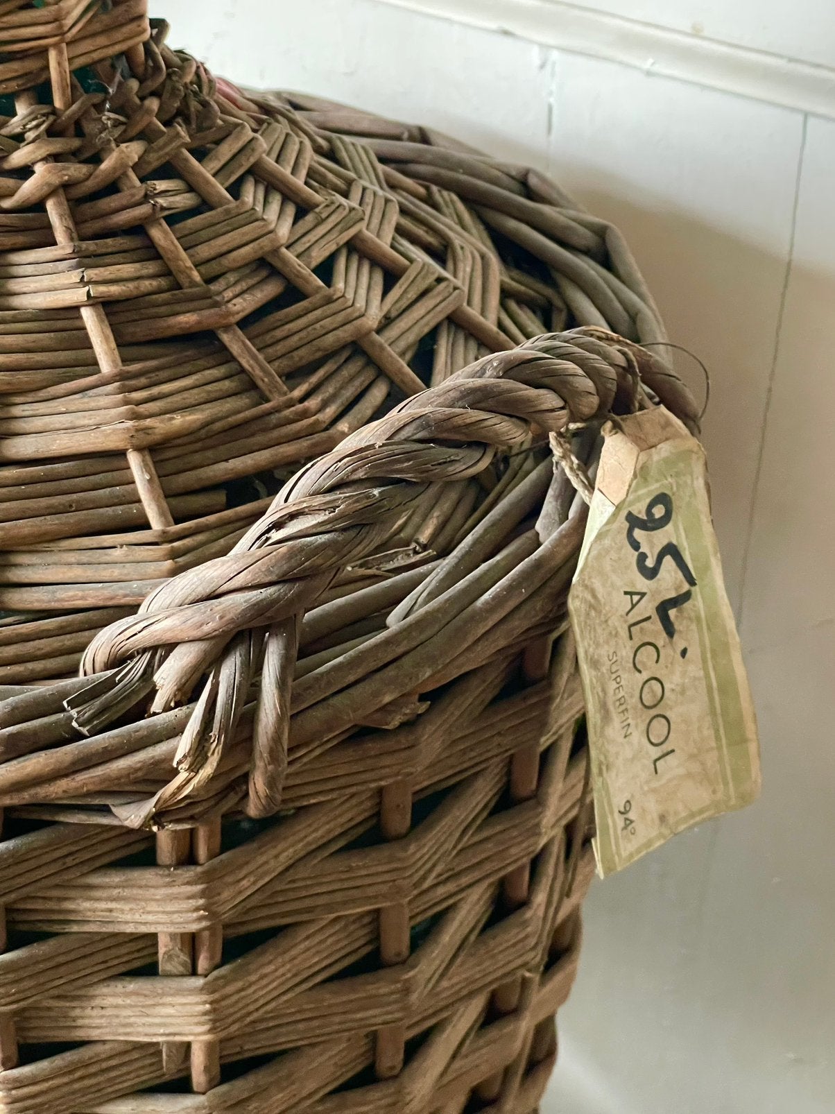 Brocante oude wijnfles / gistfles rieten mand, Ophalen of Verzenden