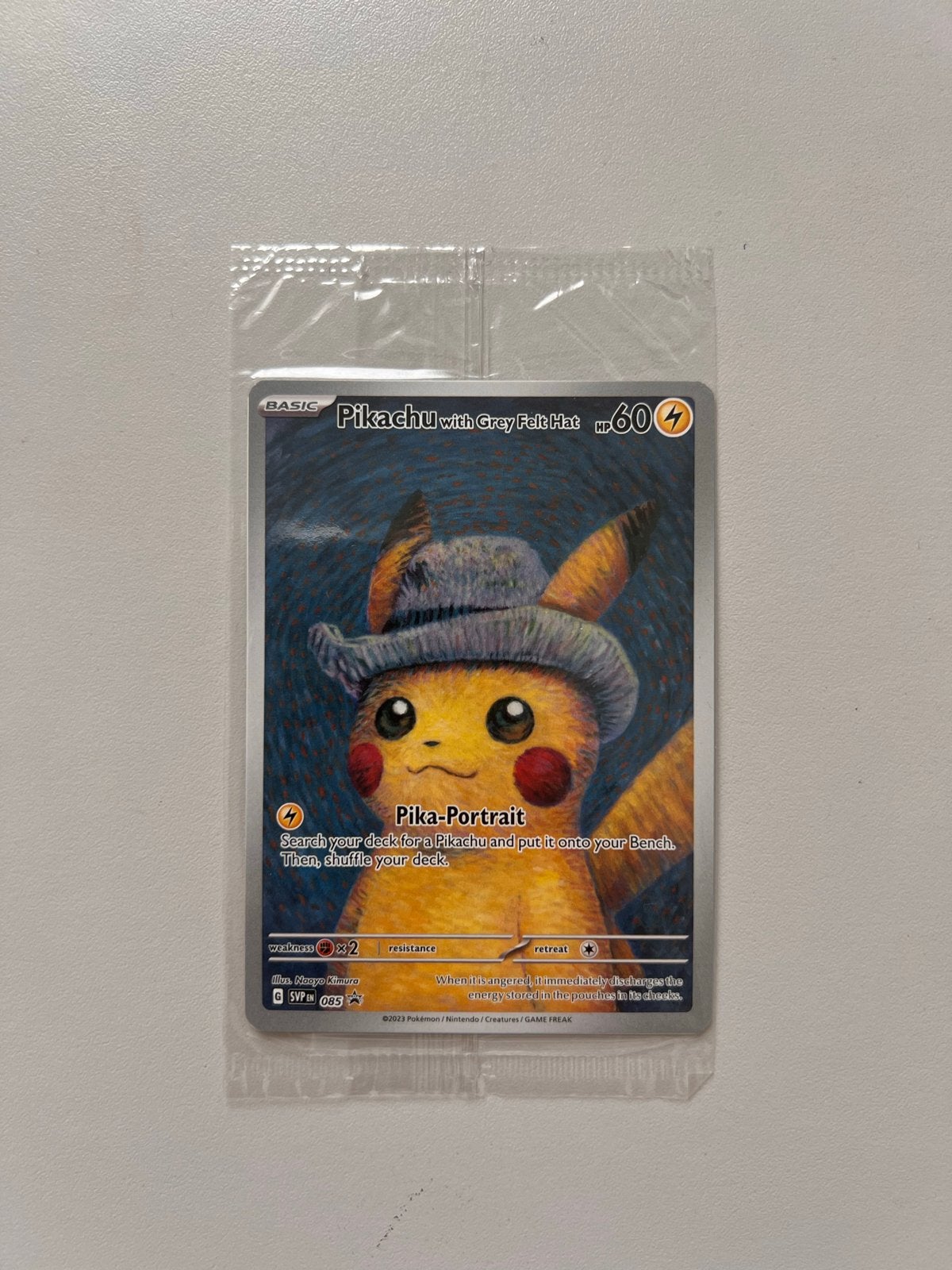 Pikachu met Grijze Vilten Hoed Pokémon Kaart - Pika-Portrait, Ophalen, Zo goed als nieuw, Losse kaart