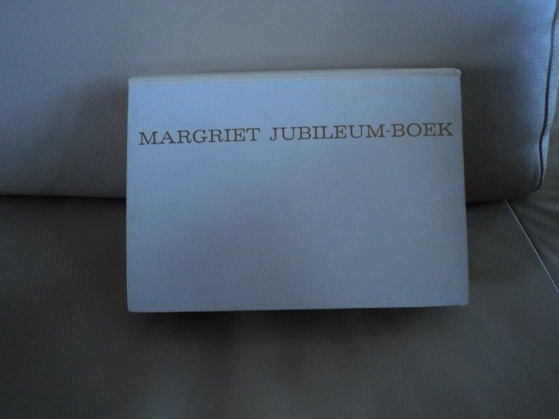 Margriet jubileumboek, Boeken, Ophalen of Verzenden, Zo goed als nieuw, Damesbladen
