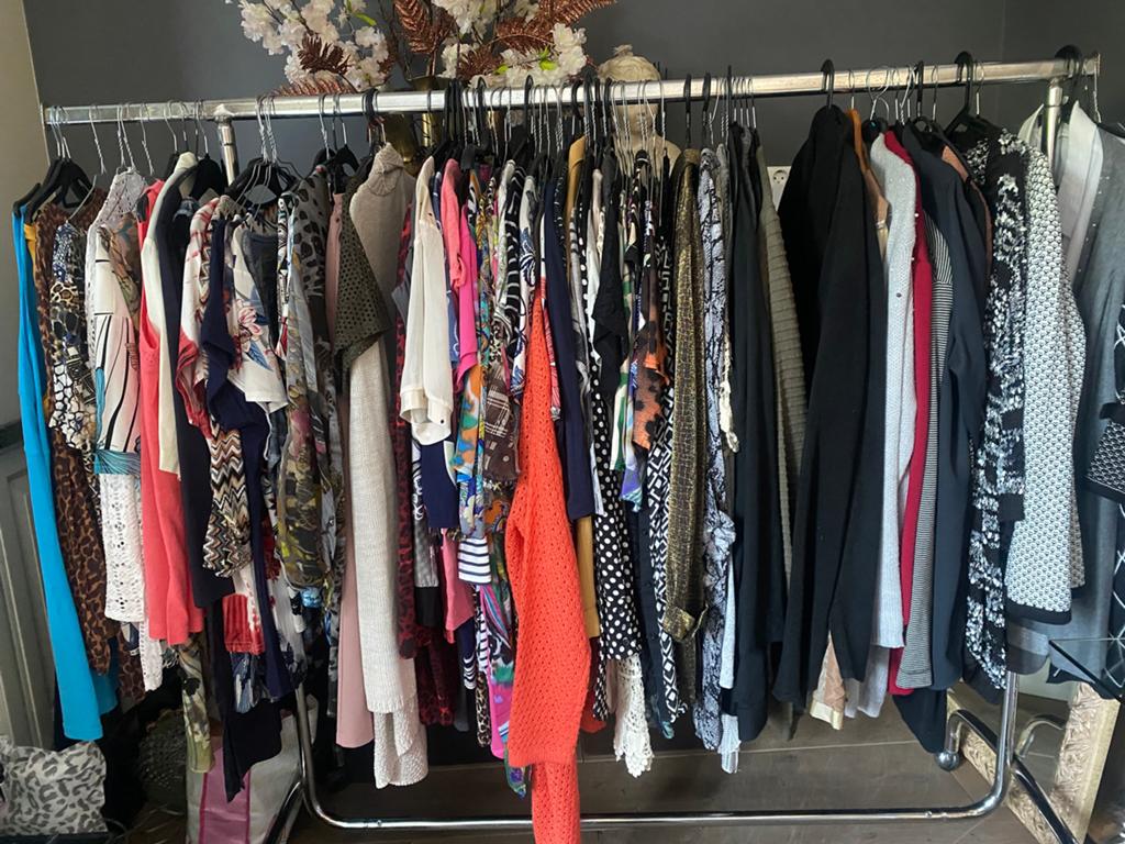 Mooie partij dames kleding 100 stuks, Ophalen, Zo goed als nieuw