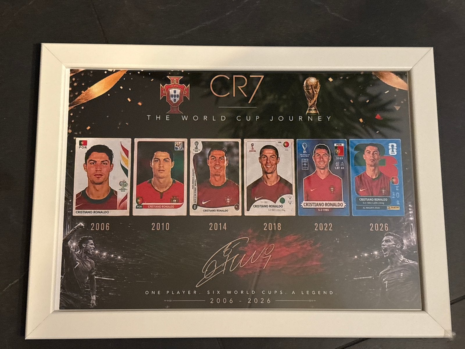 Poster CR7 World Cup Journey - Ronaldo WK Stickers, Verzamelen, Met lijst, Rechthoekig Liggend, Ophalen of Verzenden, Zo goed als nieuw