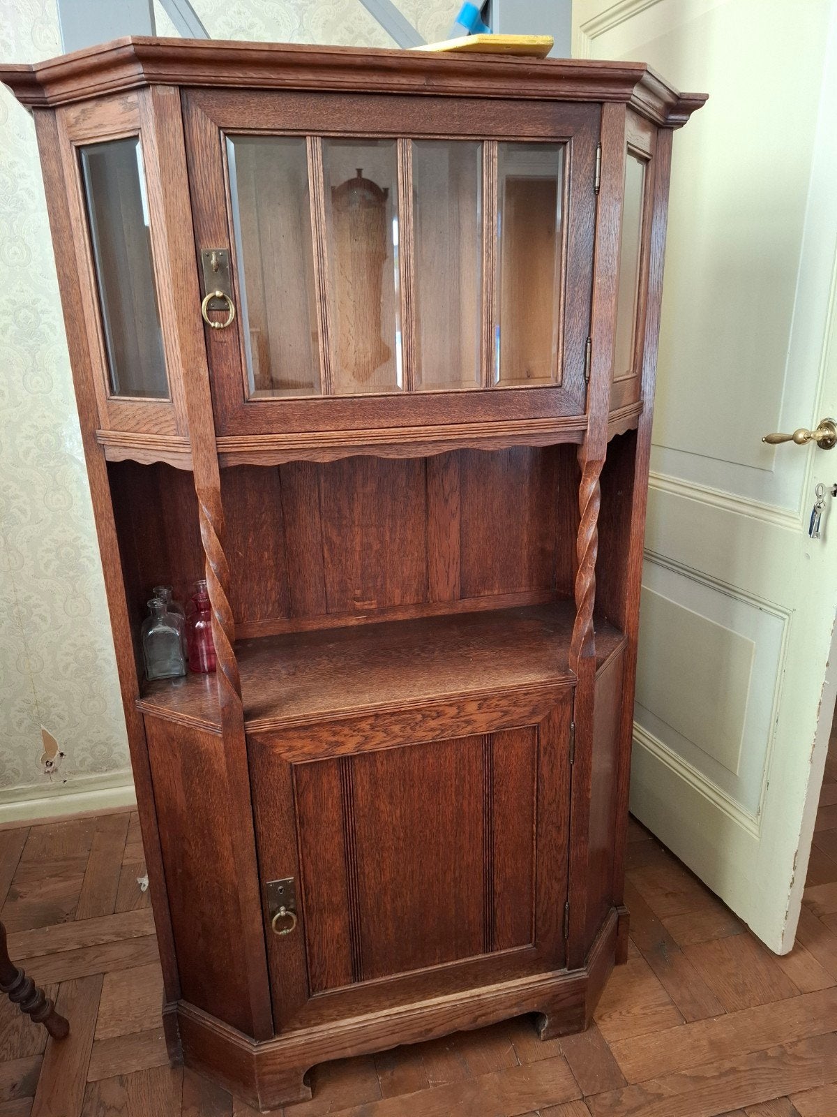 Lief, sierlijk antiek vitrinekastje, Ophalen