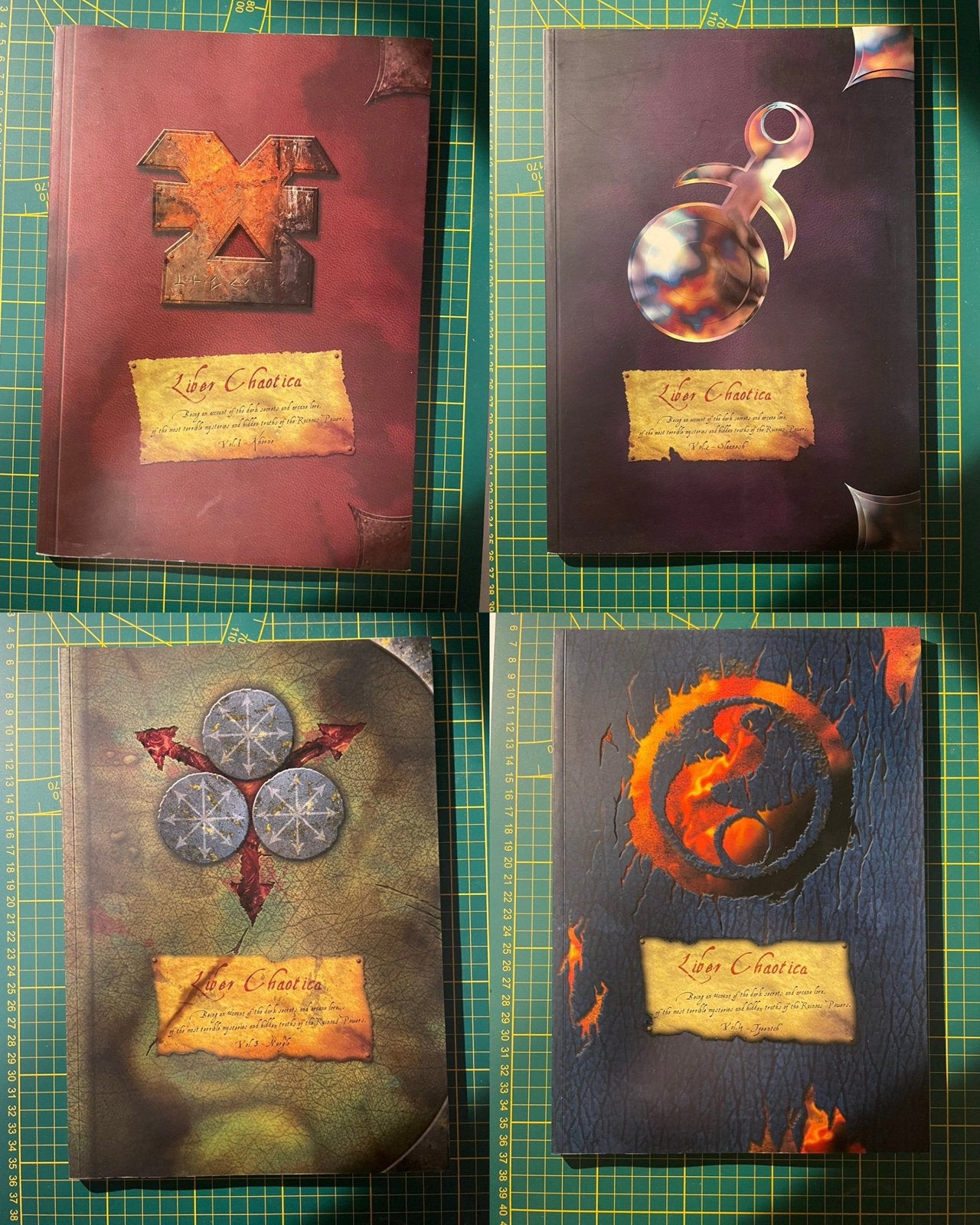 Warhammer Liber Chaotica(Khorne, Nurgle, Tzeentch, Slaanesh), Ophalen of Verzenden, Zo goed als nieuw
