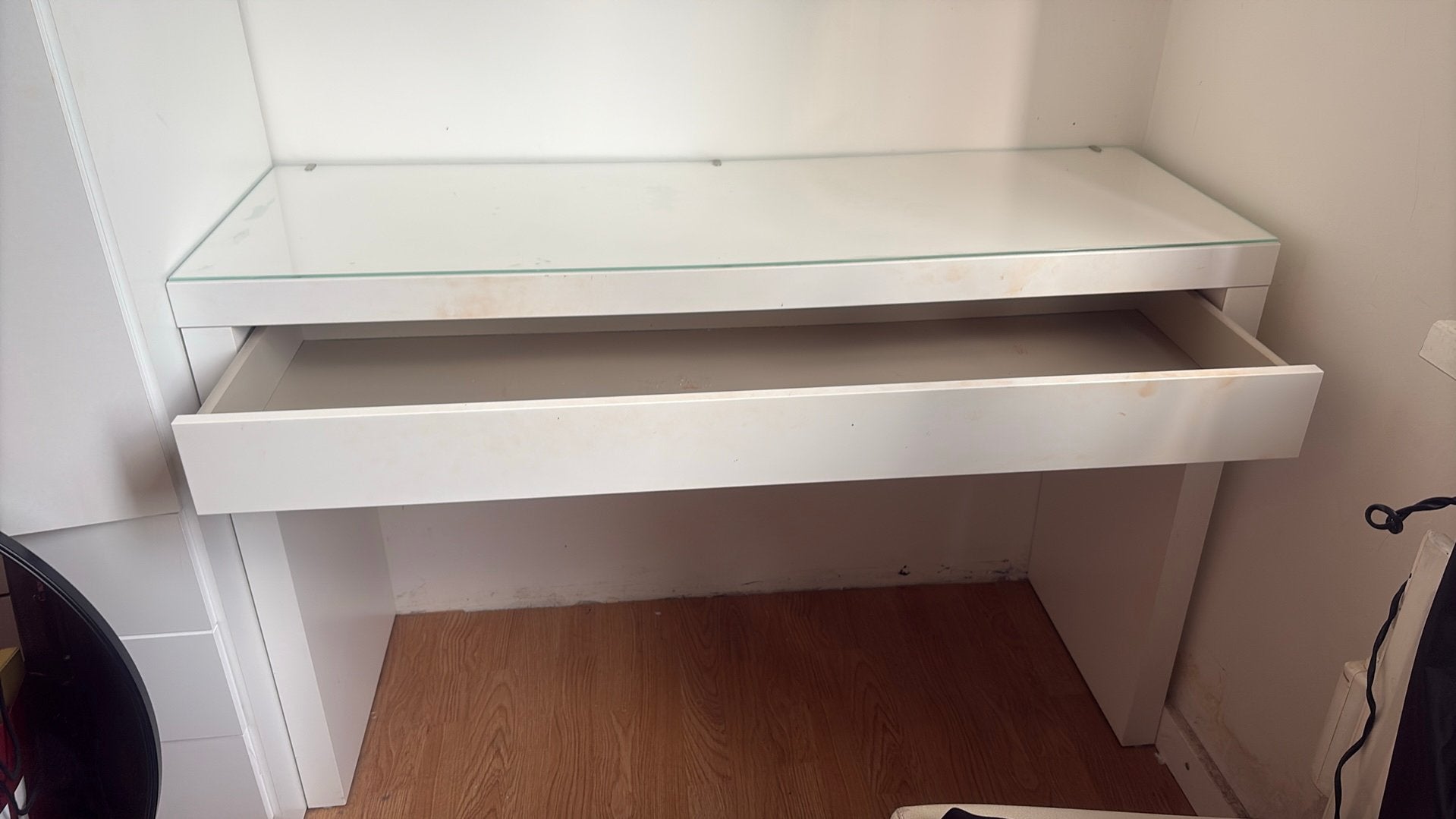 GRATIS Ikea Malm toilettafel/makeuptafel (wit), Huis en Inrichting, Ophalen, Gebruikt, 100 tot 150 cm, Minder dan 100 cm