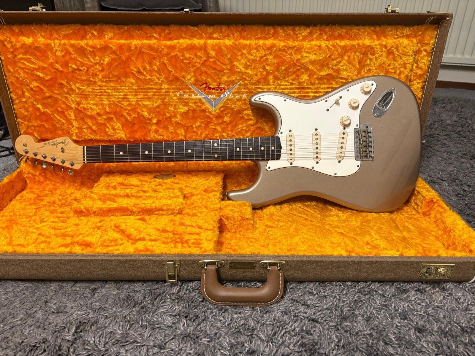 Fender custom shop relic 63 stratocaster shoreline gold, Ophalen of Verzenden, Zo goed als nieuw, Solid body, Fender