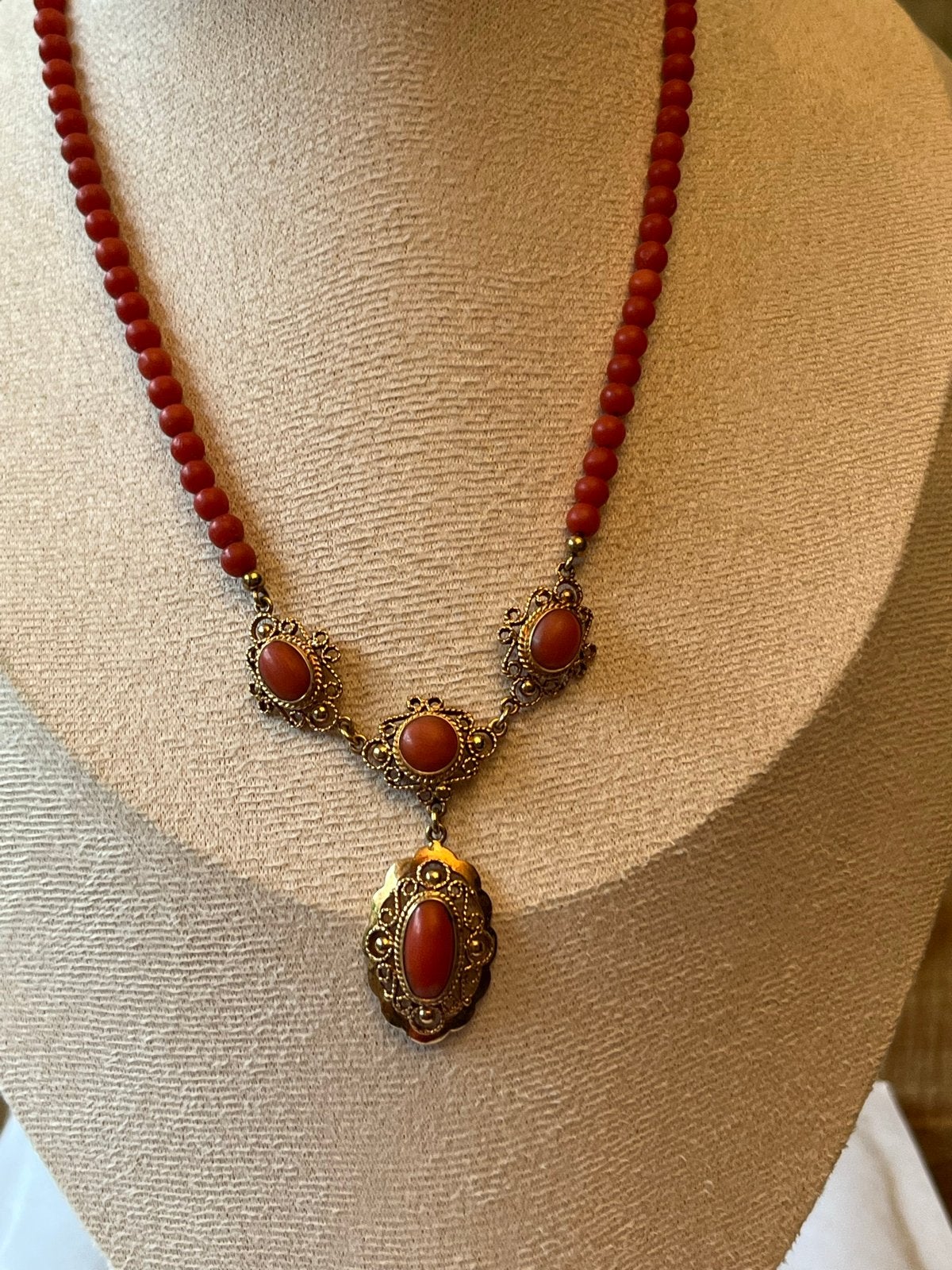 Antiek Bloedkoraal Collier met Gouden Slot - 41 cm, Verzenden, Zo goed als nieuw, Met edelsteen, Rood