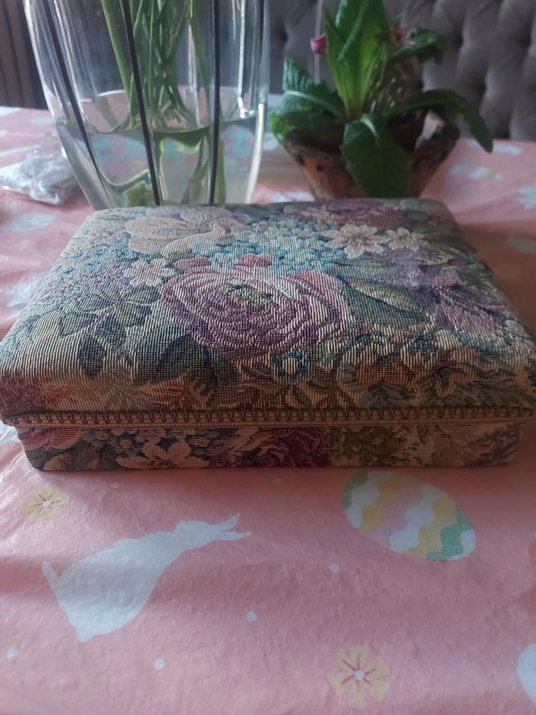 Mooie grote oude Brocante Gobelin bloemen stof opberg doos, Ophalen of Verzenden