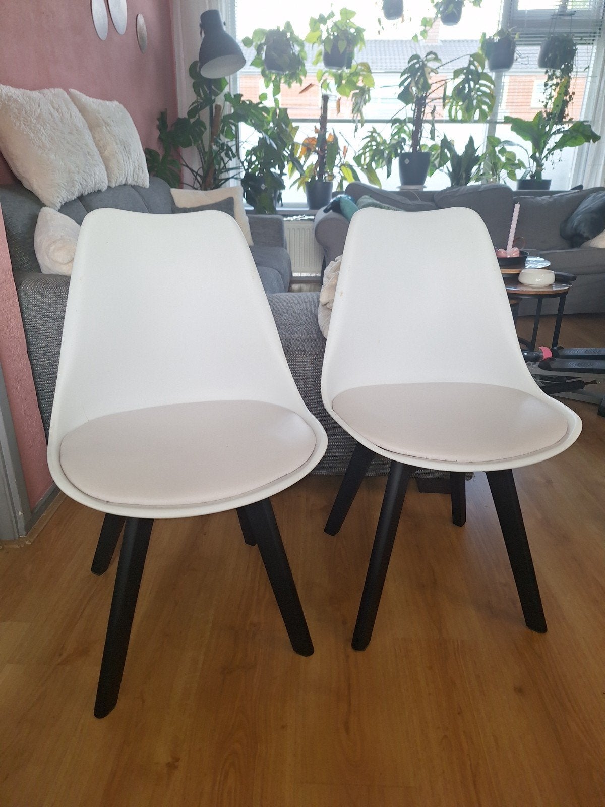 Set van 4 moderne witte stoelen met houten poten, Huis en Inrichting, Stoelen, Gebruikt, Wit, Vier, Modern