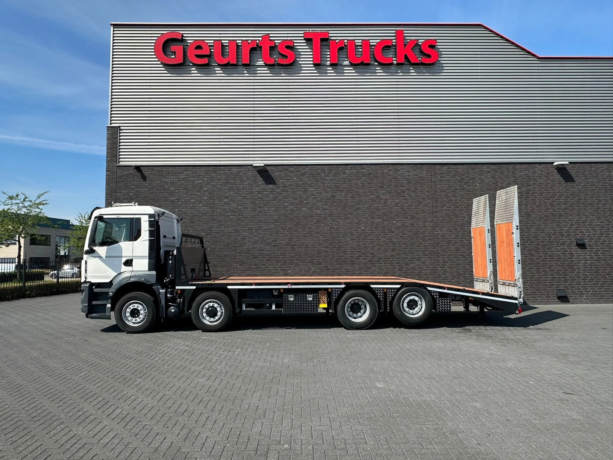 MAN TGS 35.520 8X2 OPRIJWAGEN/MACHINE TRANSPORTER/PLATEAU/, Automaat, Euro 6, MAN, Wit