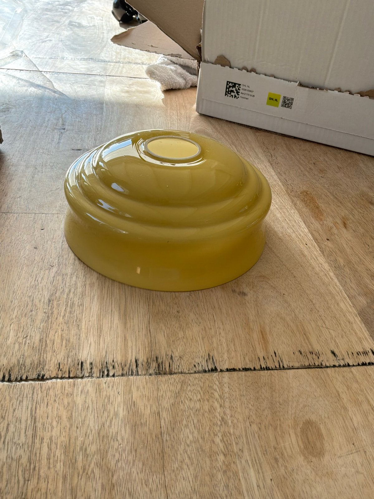 3  vintage lampenkappen, mosterdgeel,melkwit binnenin, Ophalen of Verzenden, Gebruikt, Geel, Glas