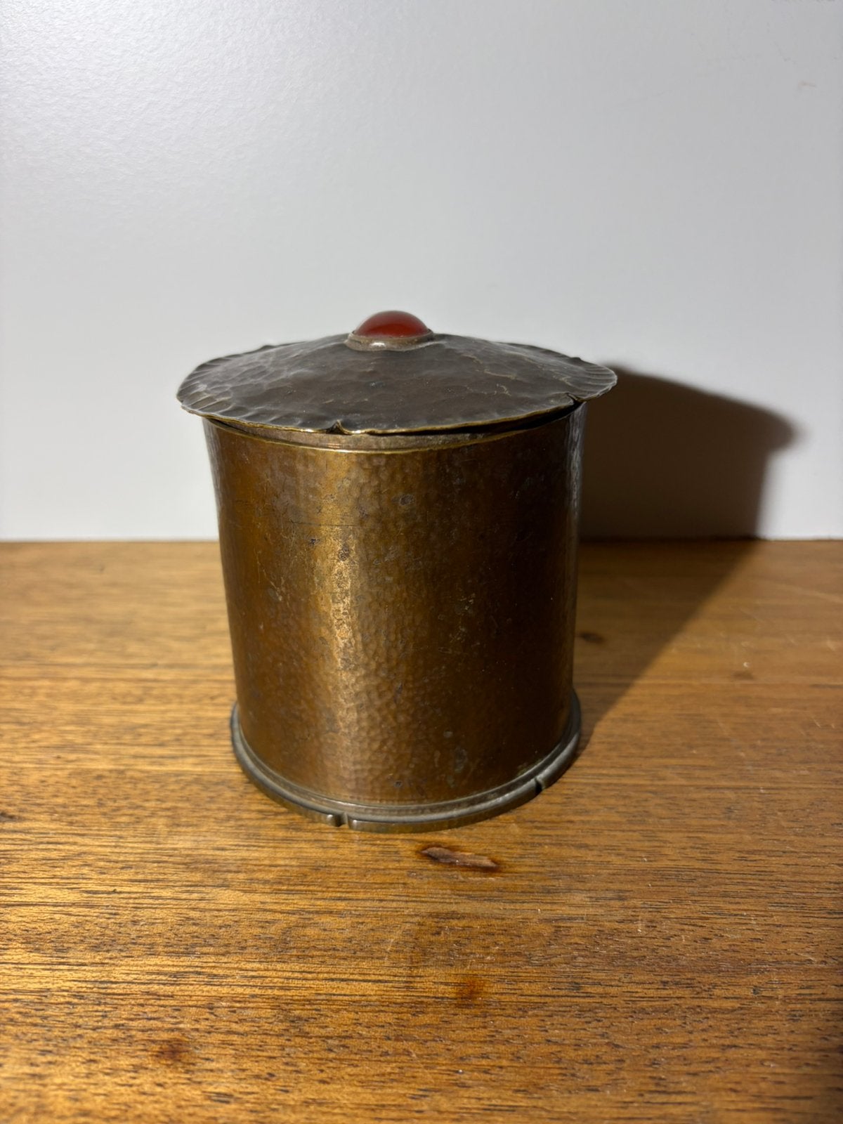 Vintage granaathuls met deksel en ingelegd carneool 1944.715, Ophalen of Verzenden, Landmacht, Overige gebieden, Hulzen of Bodemvondsten