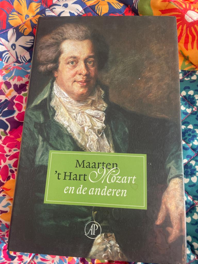 Maarten 't Hart - Mozart en de anderen (Boek), Ophalen of Verzenden, Zo goed als nieuw