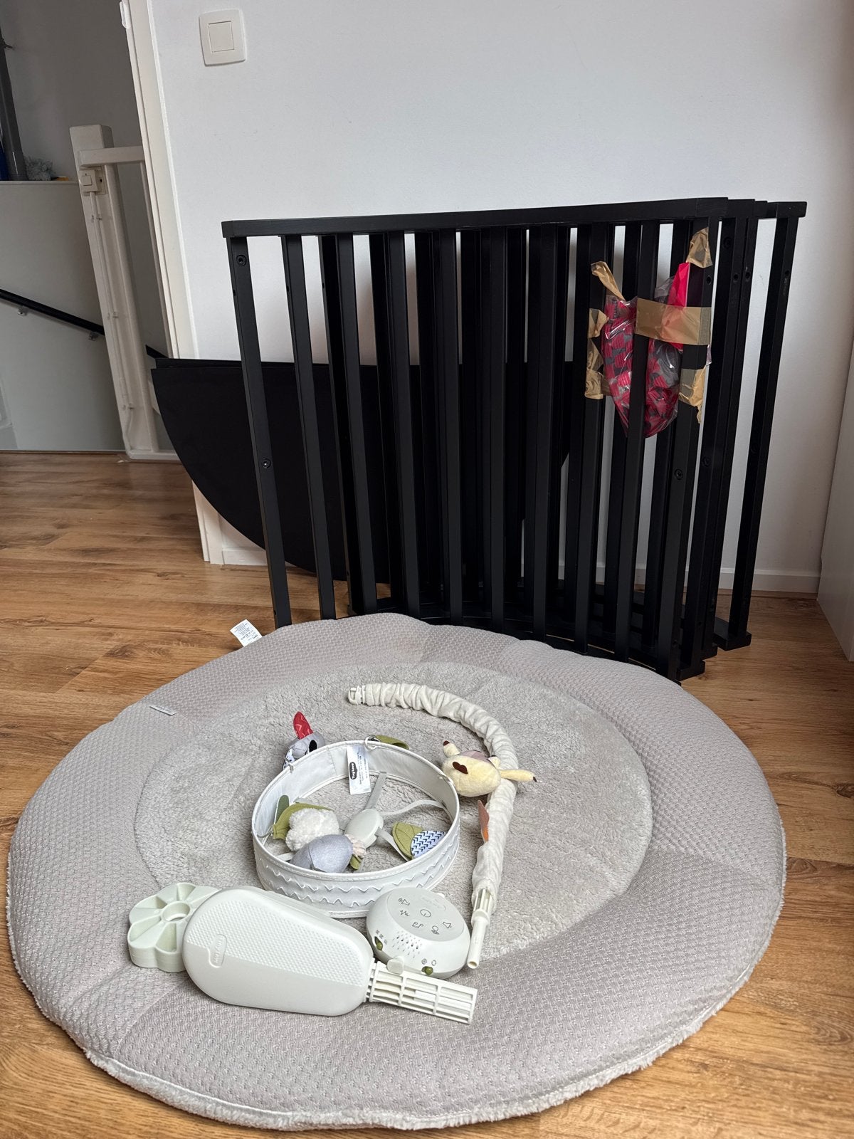 Babybox met matras en muziekmobiel - Zwart, rond, Kinderen en Baby's, Ophalen, Zo goed als nieuw, Rond, Wieltjes