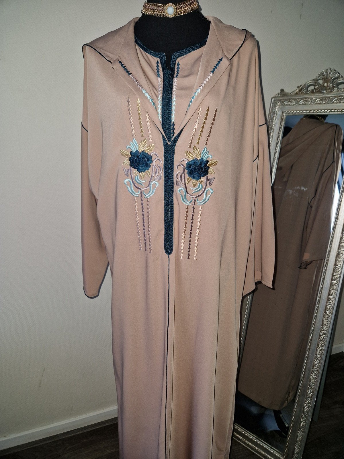 Prachtige nieuwe jellaba te koop!, Maat 38/40 (M), Overige typen, Beige, Nieuw