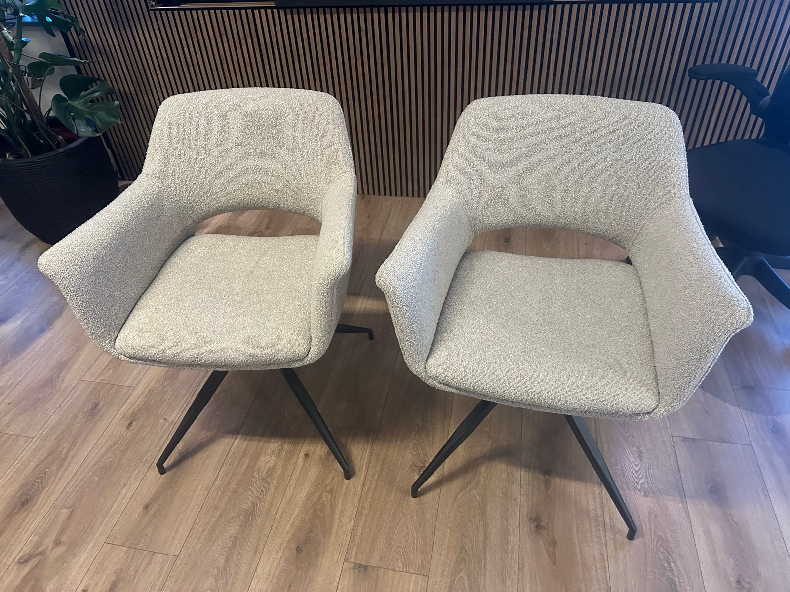 Twee stijlvolle draaistoelen met bouclé bekleding, Huis en Inrichting, Stoelen, Twee, Overige kleuren, Ophalen of Verzenden, Zo goed als nieuw