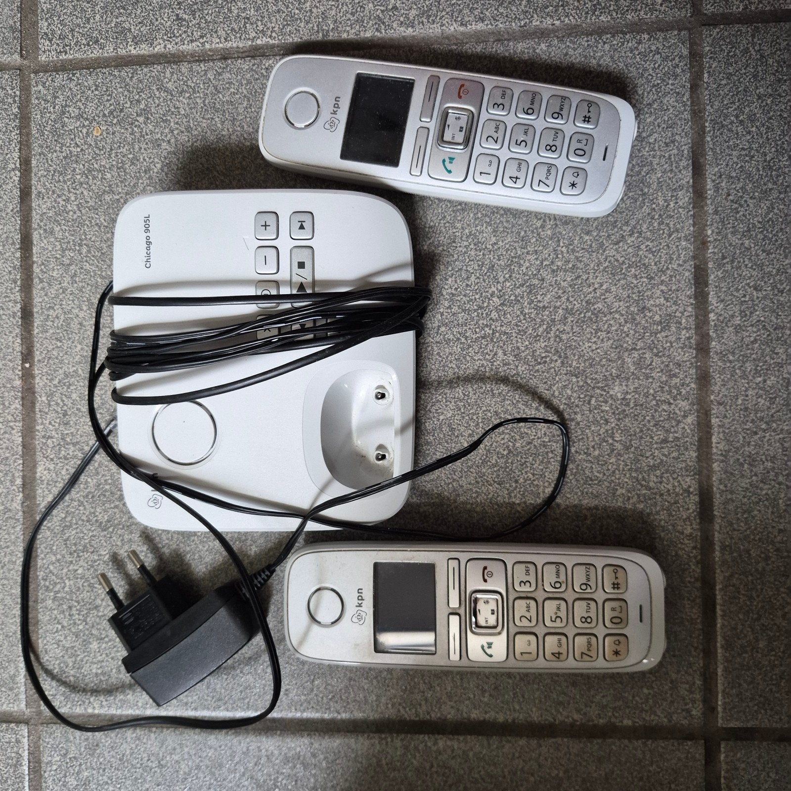 KPN vaste telefoon: 2 handsets  + basisstation Chicago 750L, Ophalen of Verzenden