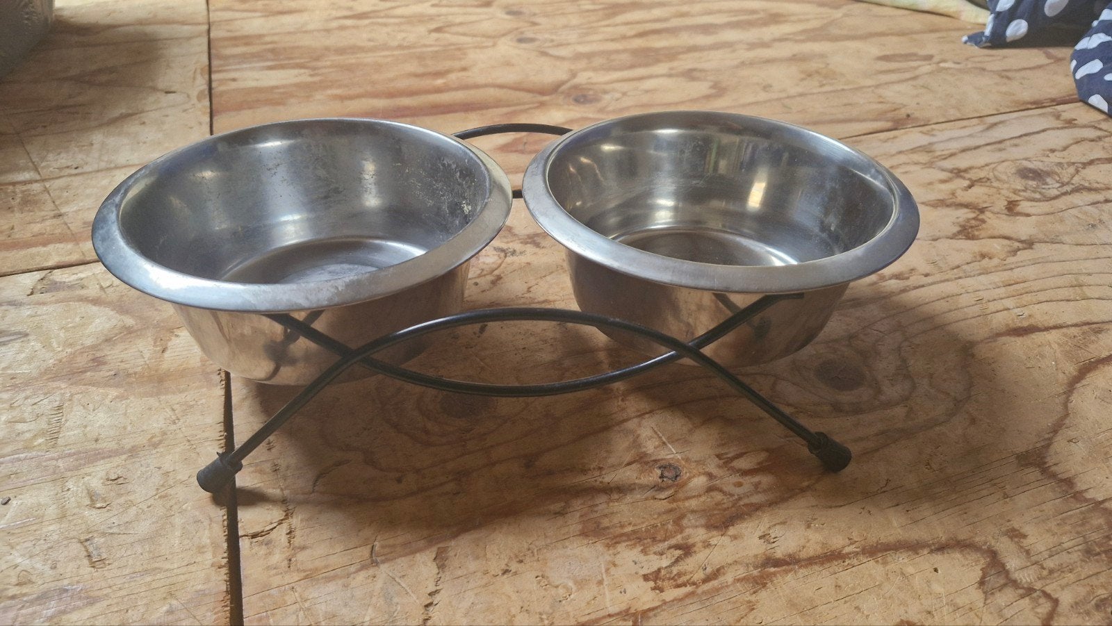Honden voerbak voor een kleine hond, Ophalen
