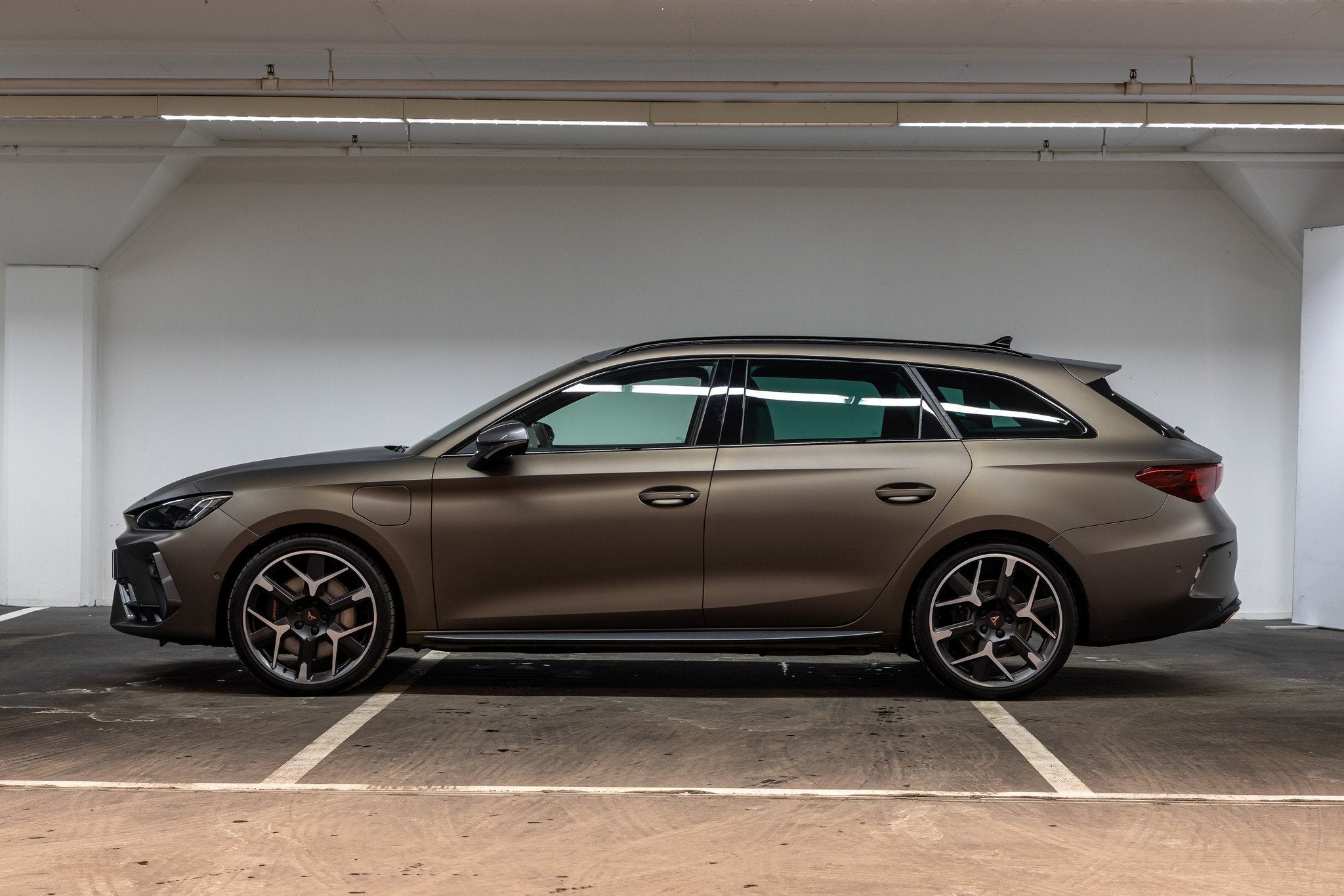 CUPRA Leon Sportstourer 1.5 TSI e-Hybrid VZ Performance, Auto's, Automaat, Euro 6, 4 cilinders, Bruin