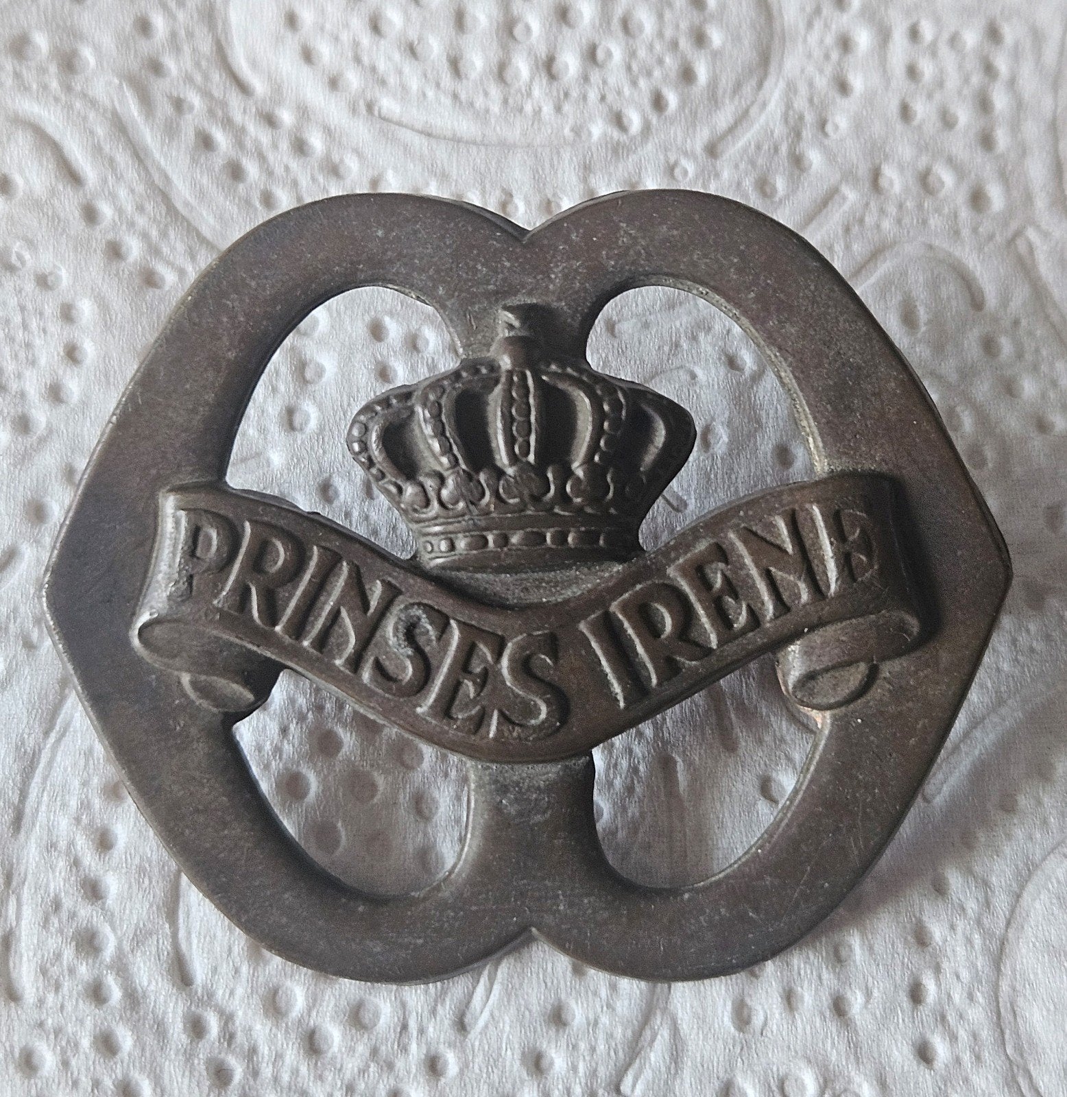 Baretembleem Prinses Irene Brigade oude kroon, Ophalen of Verzenden, Landmacht, Nederland, Embleem of Badge
