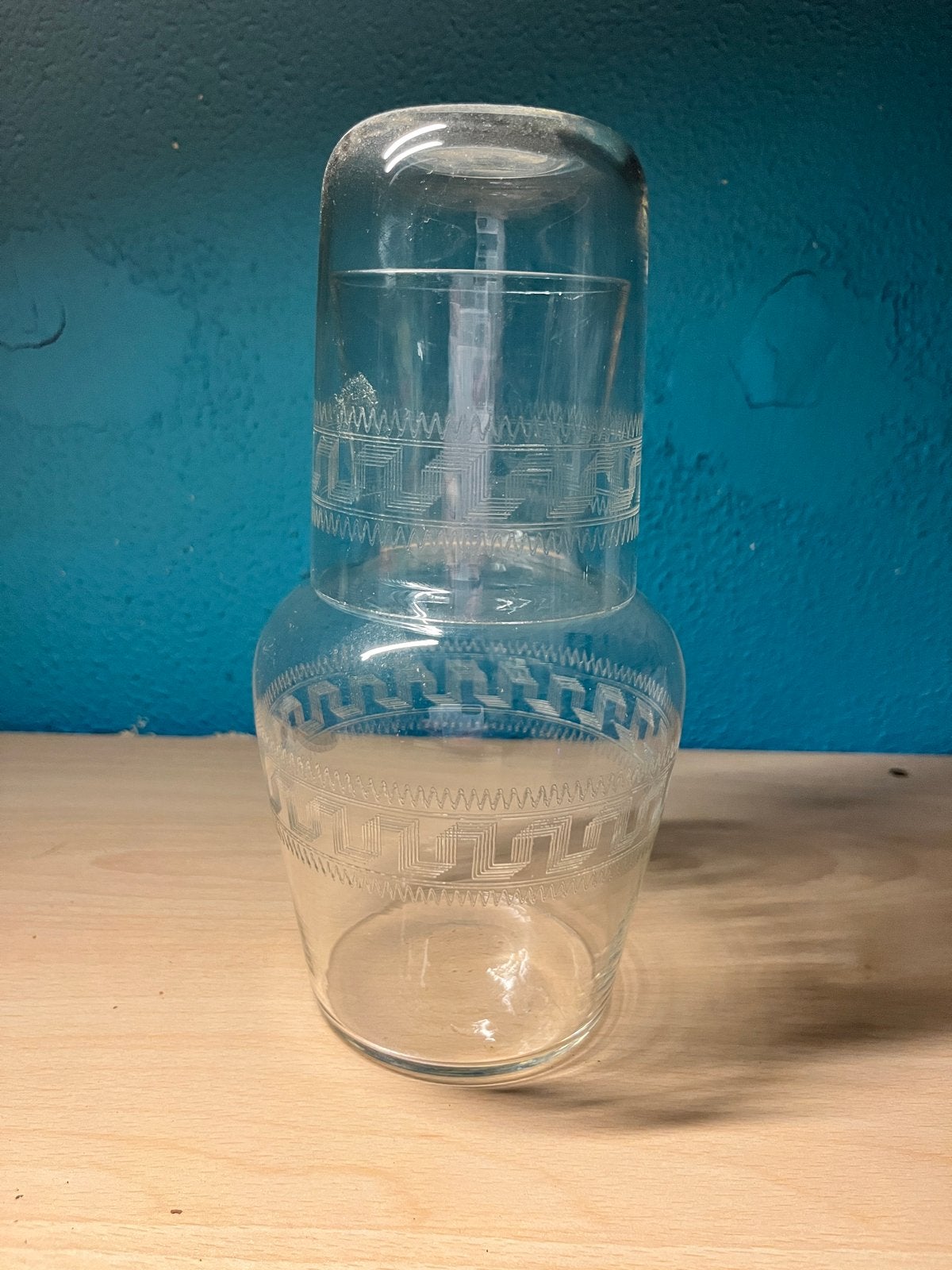 Vintage Glazen Waterkan met Beker - Grieks Patroon, Ophalen of Verzenden