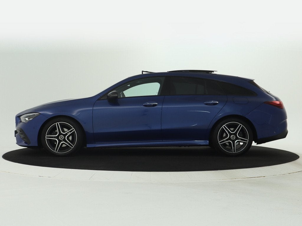 Mercedes-Benz CLA-Klasse Shooting Brake 180 AMG Line | Night, Auto's, Mercedes-Benz, 136 pk, Gebruikt, 4 cilinders, Blauw