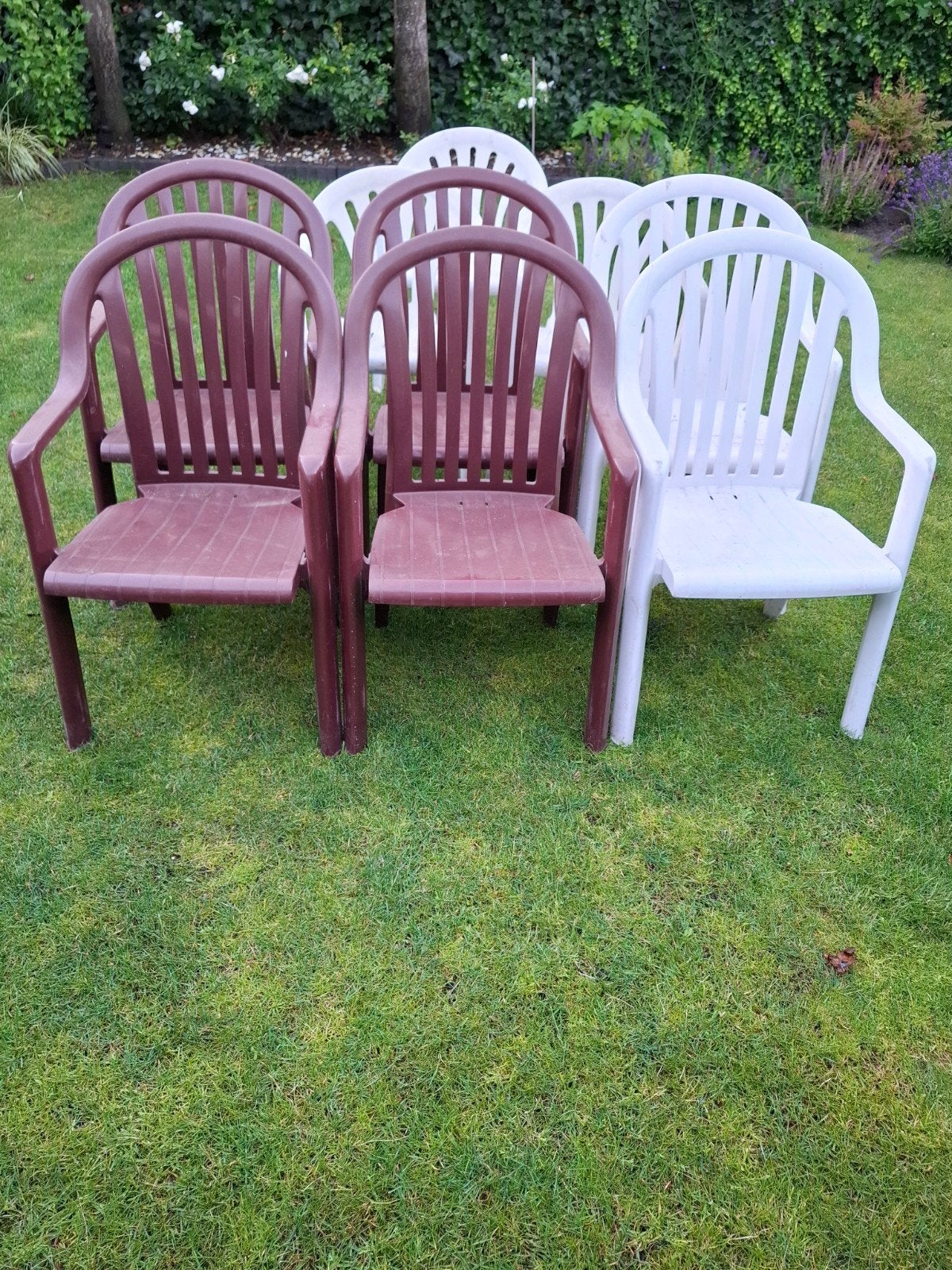 Tuinstoelen wit en bordeauxrood met gebruikerssporen, Tuin en Terras, Tuinstoelen, Ophalen, Gebruikt, Kunststof, Stapelbaar