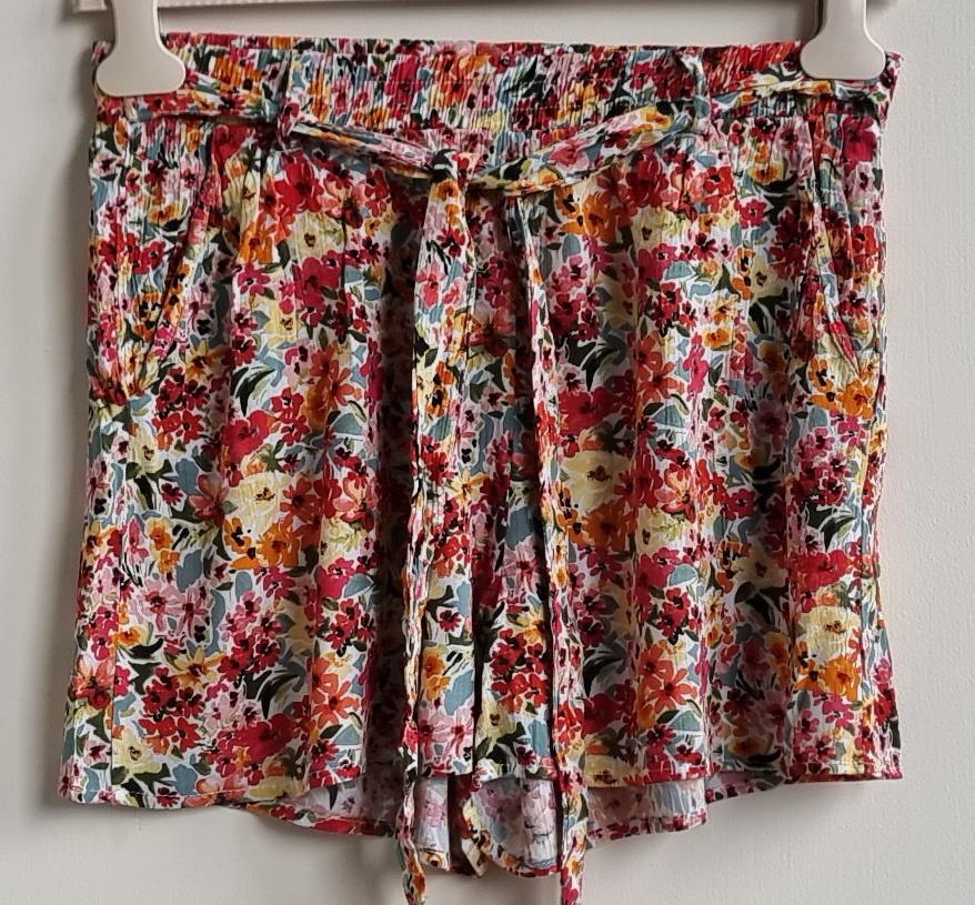 Only soepelvallende short met bloemetjes print mt. M, Kleding | Dames, Broeken en Pantalons, Zo goed als nieuw, Maat 38/40 (M)