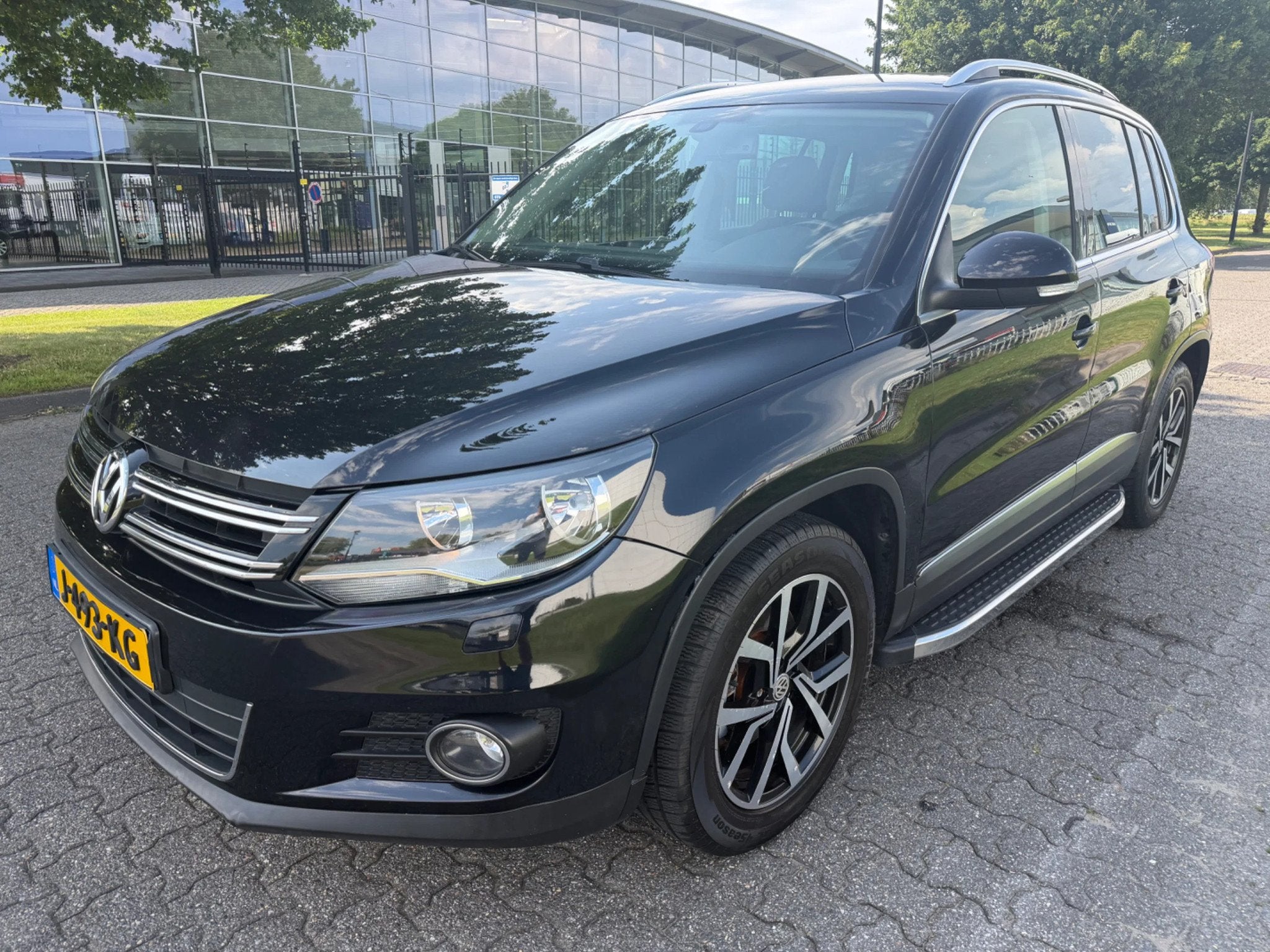 Volkswagen Tiguan 5N + AIRCO + NEW APK / TUV + AHK + MARGE, Auto's, Voorwielaandrijving, Euro 5, 15 km/l, Gebruikt