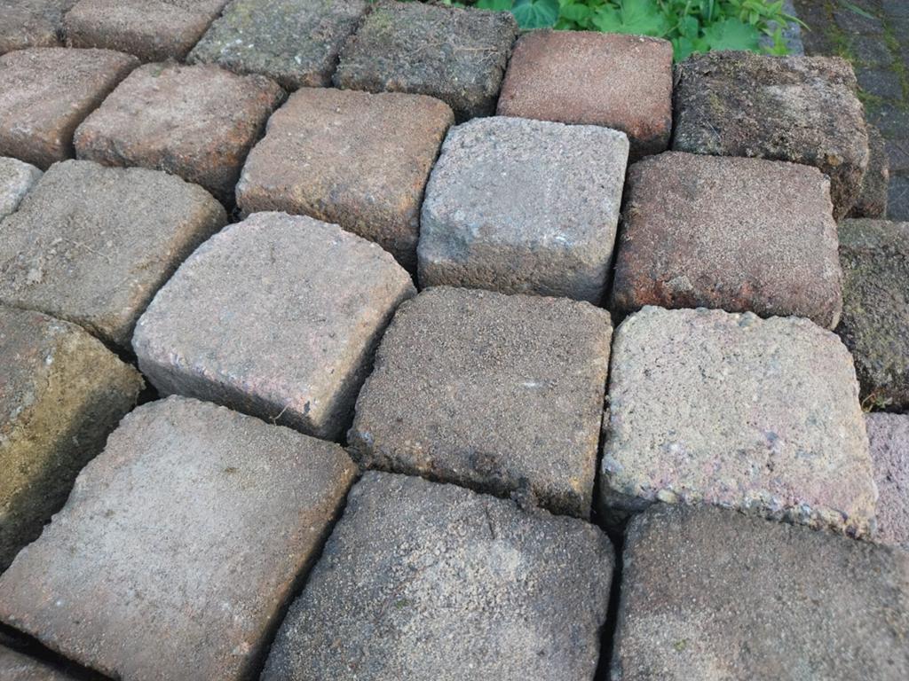 Steentjes gratis 8m2, Ophalen, Beton, Klinkers