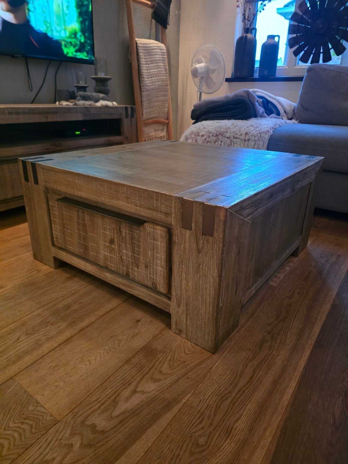 Robuuste salontafel met lade en metalen accenten, Gebruikt, 50 tot 100 cm, Industrieel, Landelijk, Vierkant