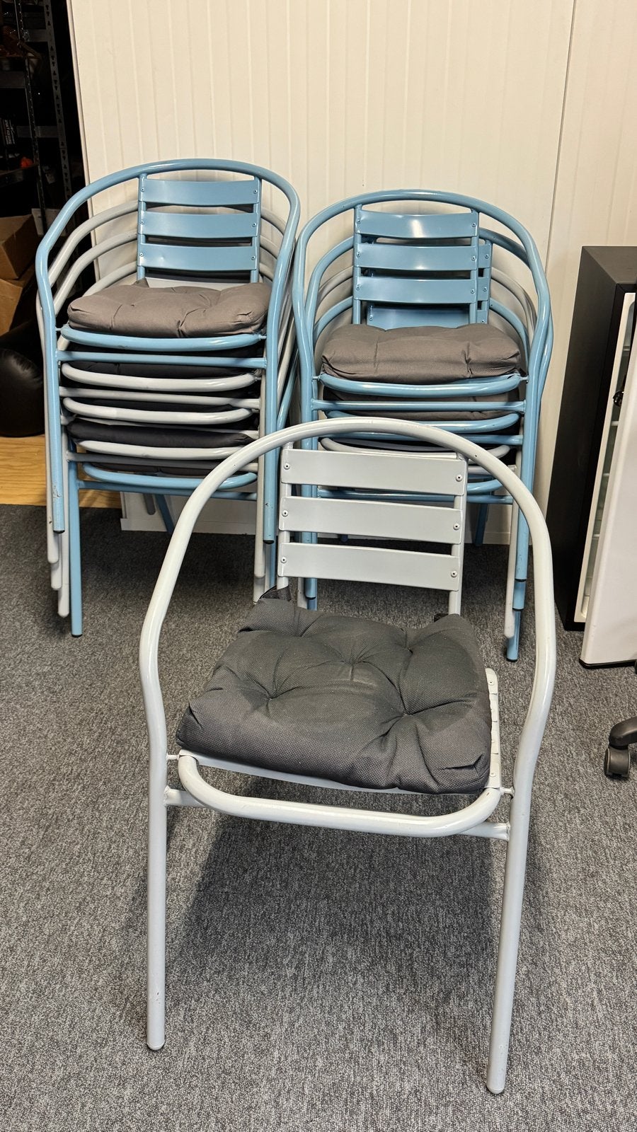 Set van 10 stapelbare bistro stoelen met kussens, Ophalen, Gebruikt, Metaal, Grijs