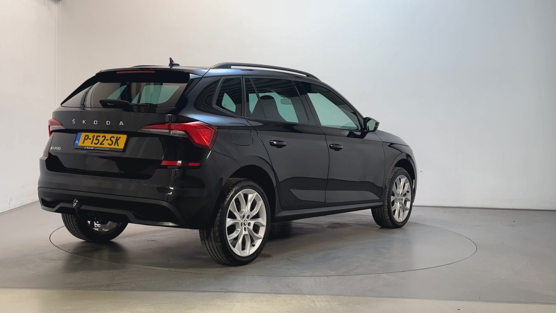 Skoda Kamiq 1.0 TSI 110pk DSG Sport Business Camera App-Conn, Stof, Met garantie (alle), Zwart, Origineel Nederlands