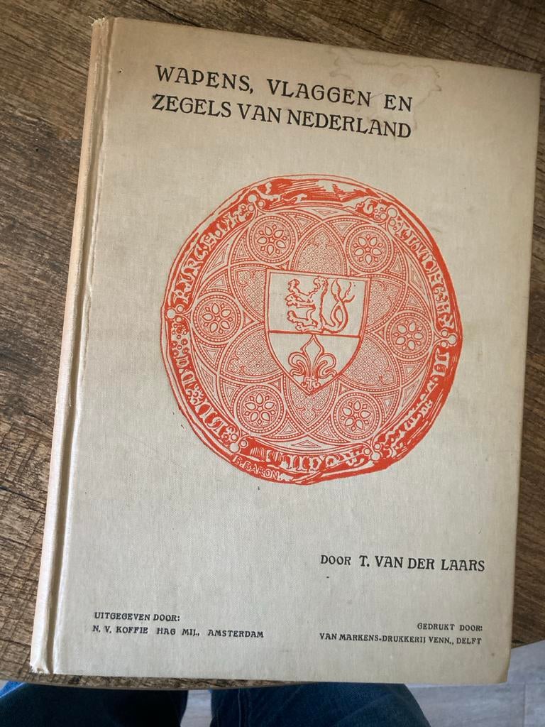 Wapens, Vlaggen en Zegels van Nederland - T. van der Laars, Ophalen of Verzenden, 20e eeuw of later, Gelezen