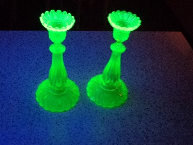 Uranium Glas Kandelaars op Voet  ( Twee Stuks ), Ophalen of Verzenden