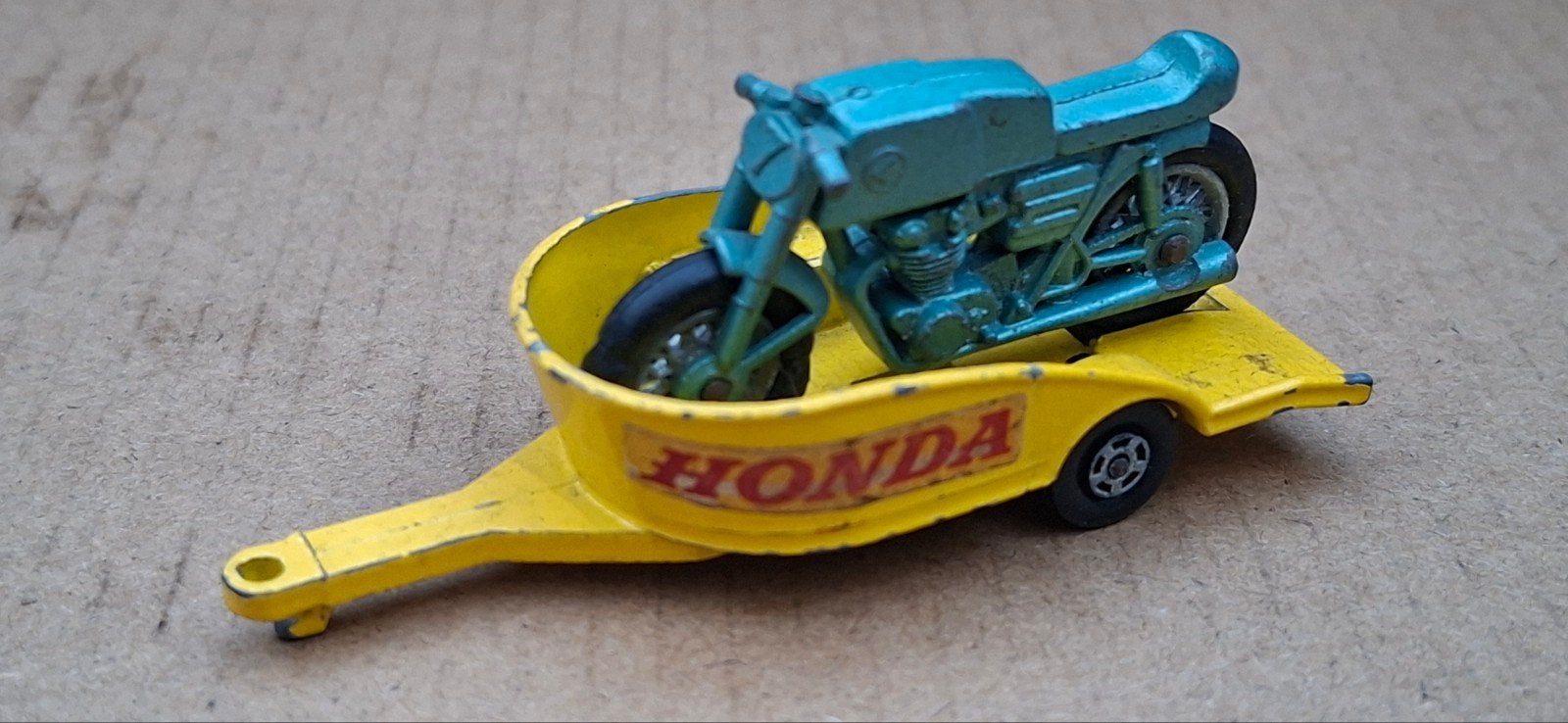 Matchbox Zondag nr. 38 Blauwe Honda motor met trailer BIEDEN, Hobby en Vrije tijd, Ophalen of Verzenden, Gebruikt