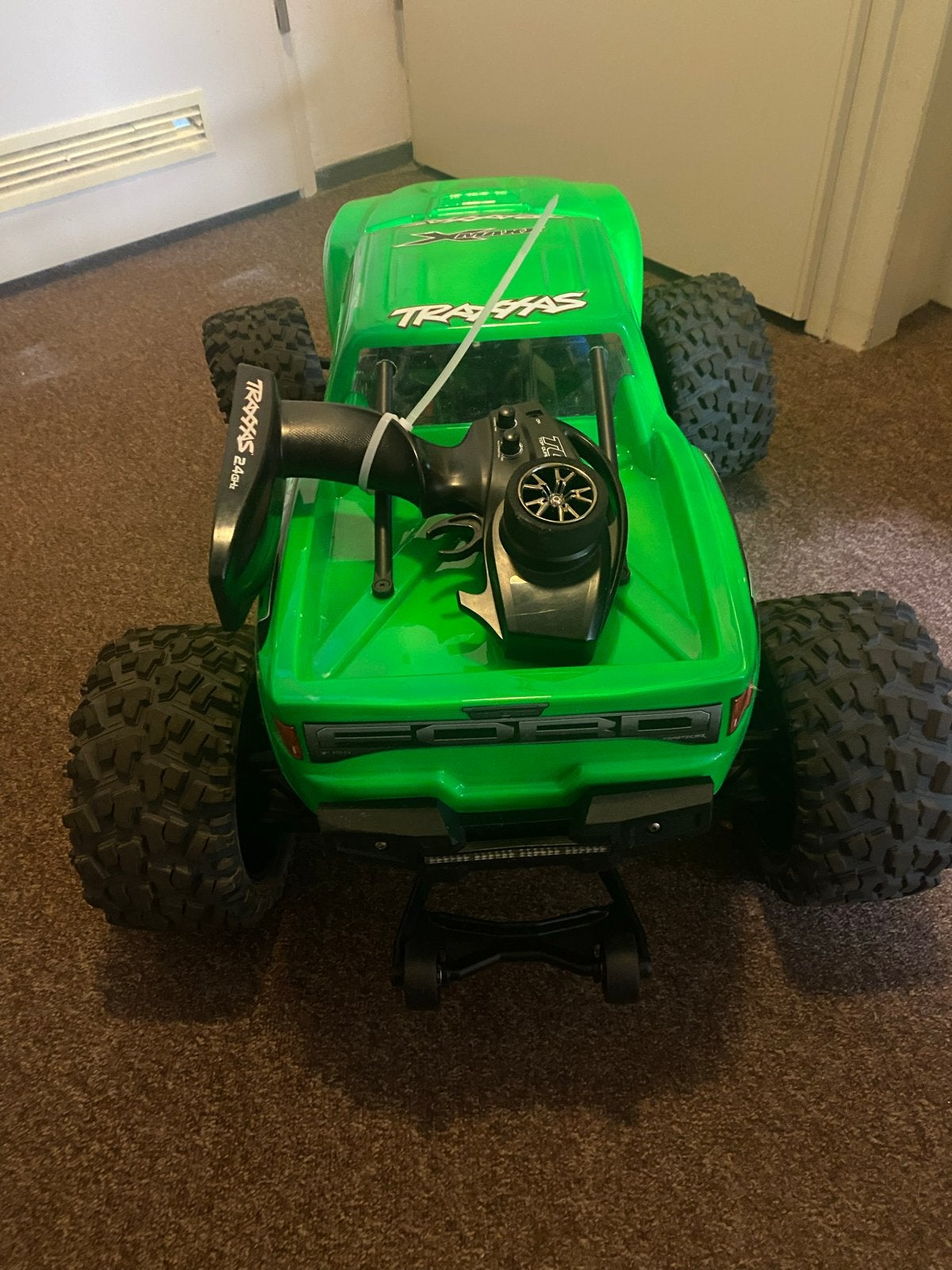 Traxxas XMAXX met RVS schroeven, verlichting en Raptor body, Hobby en Vrije tijd, Modelbouw | Radiografisch | Auto's, Auto offroad