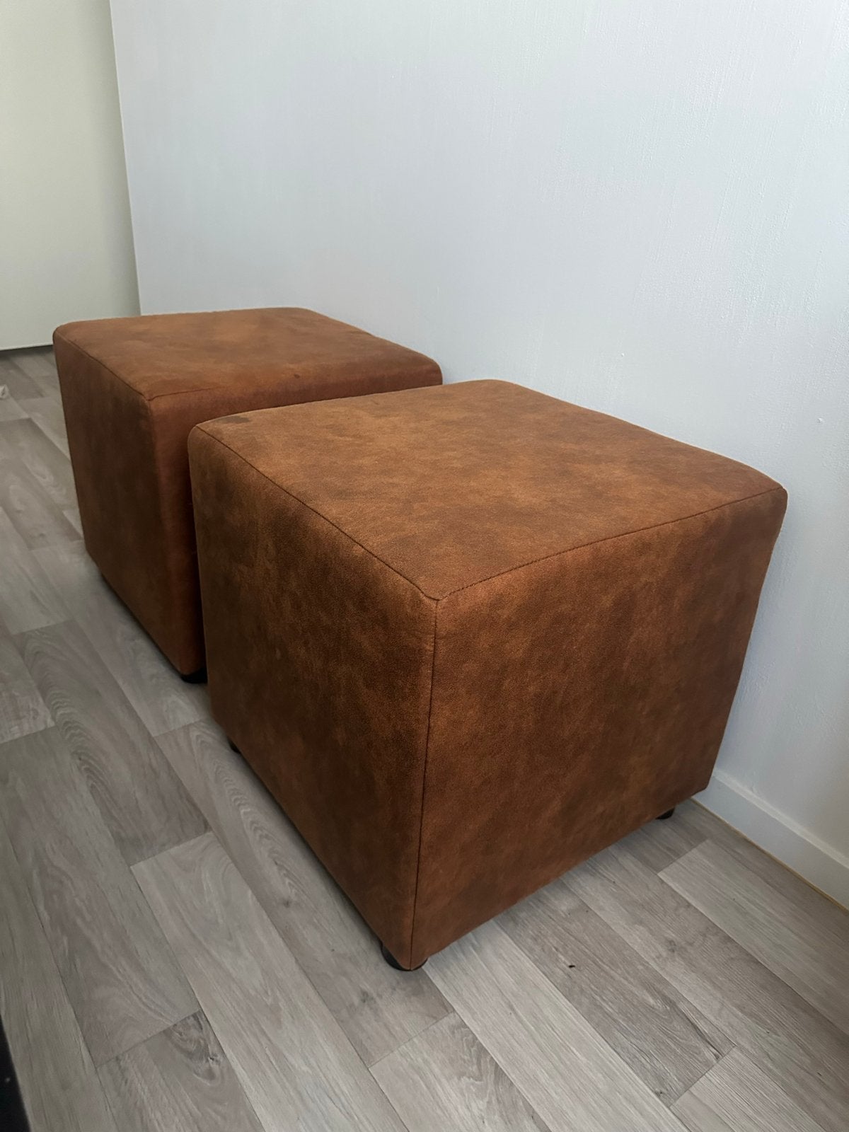 Set van 2 bruine poefs van Leen Bakker, Huis en Inrichting, Ophalen, Minder dan 50 cm, Gebruikt, Vierkant