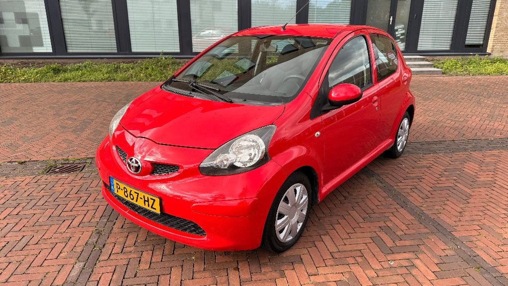 Toyota Aygo 1.0 12V Vvt-i 5DRS 2007 Rood - met wat werk, Voorwielaandrijving, Stof, 68 pk, Handgeschakeld