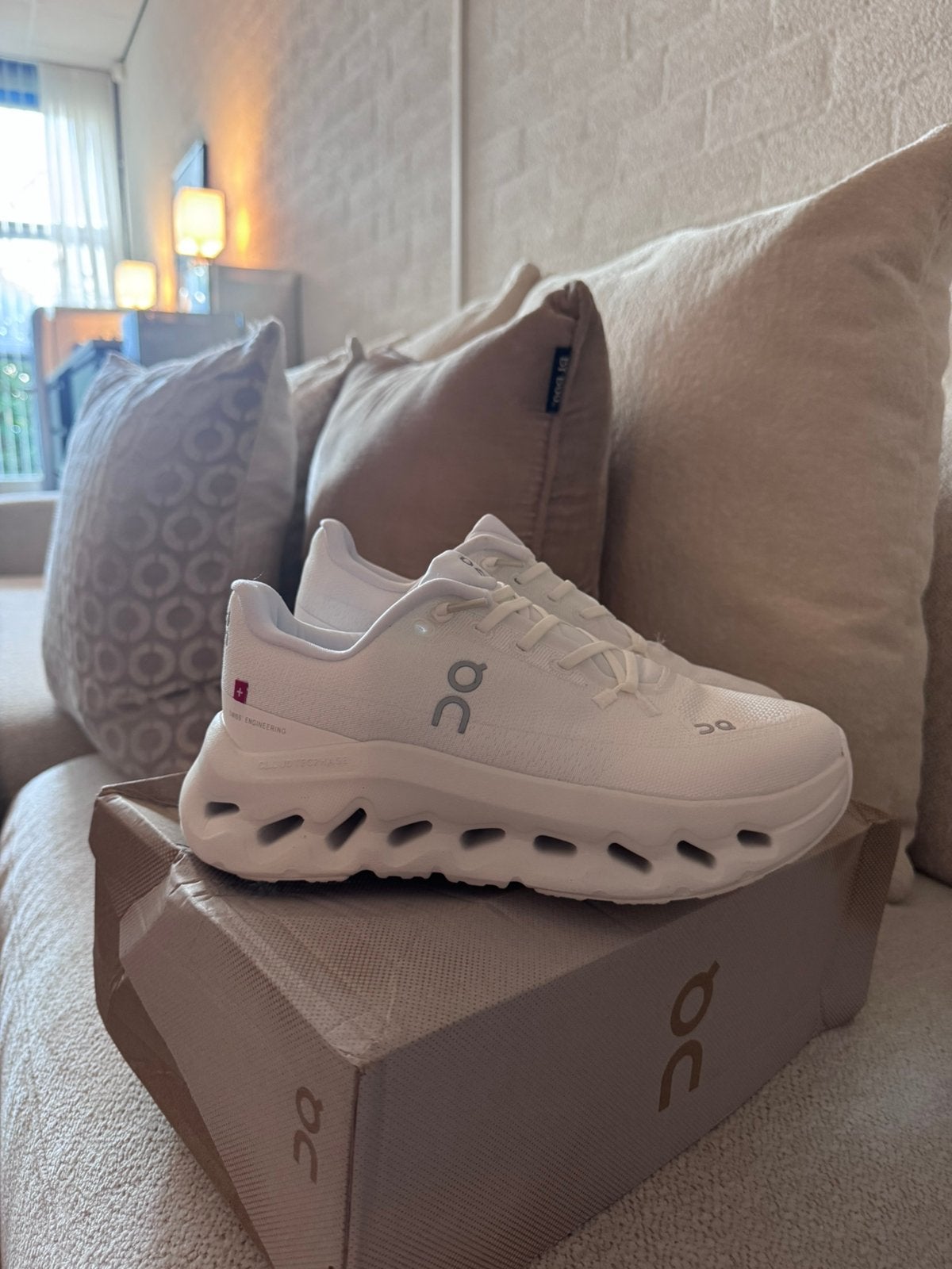 On cloud sneakers 37, Kleding | Heren, Wit, Ophalen of Verzenden, Sneakers of Gympen, Zo goed als nieuw