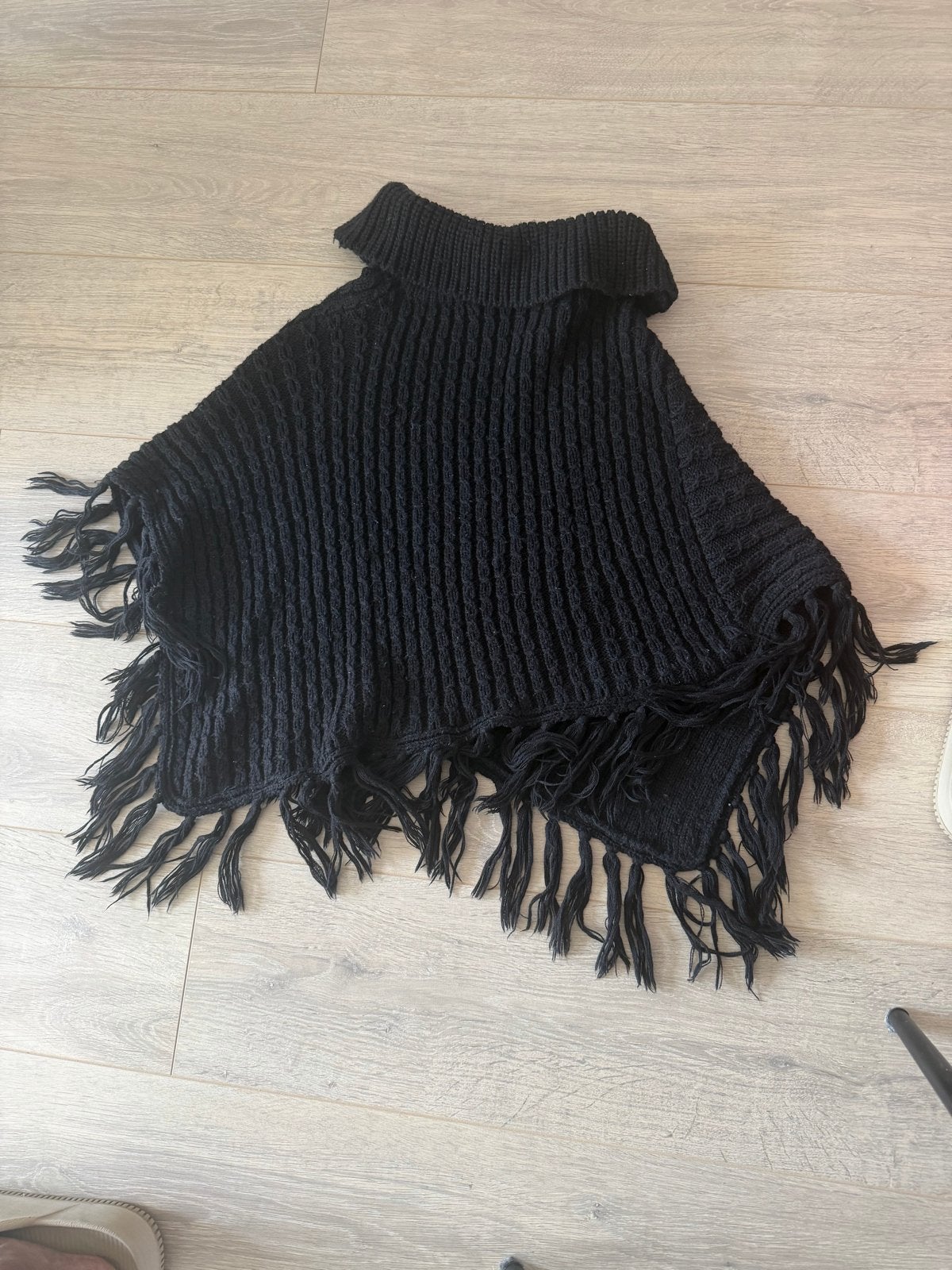 Stijlvolle zwarte poncho met franjes, Ophalen of Verzenden, Gedragen, Maat 38/40 (M), Zwart